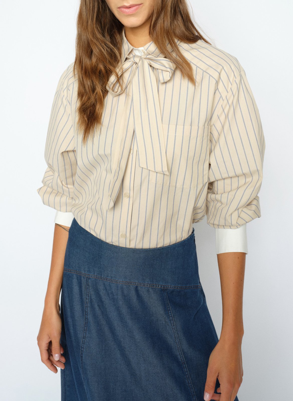 Gerade geschnittene Bluse mit Lavallière-Kragen aus Bio-Baumwolle mit Streifen MOS MOSH Beige