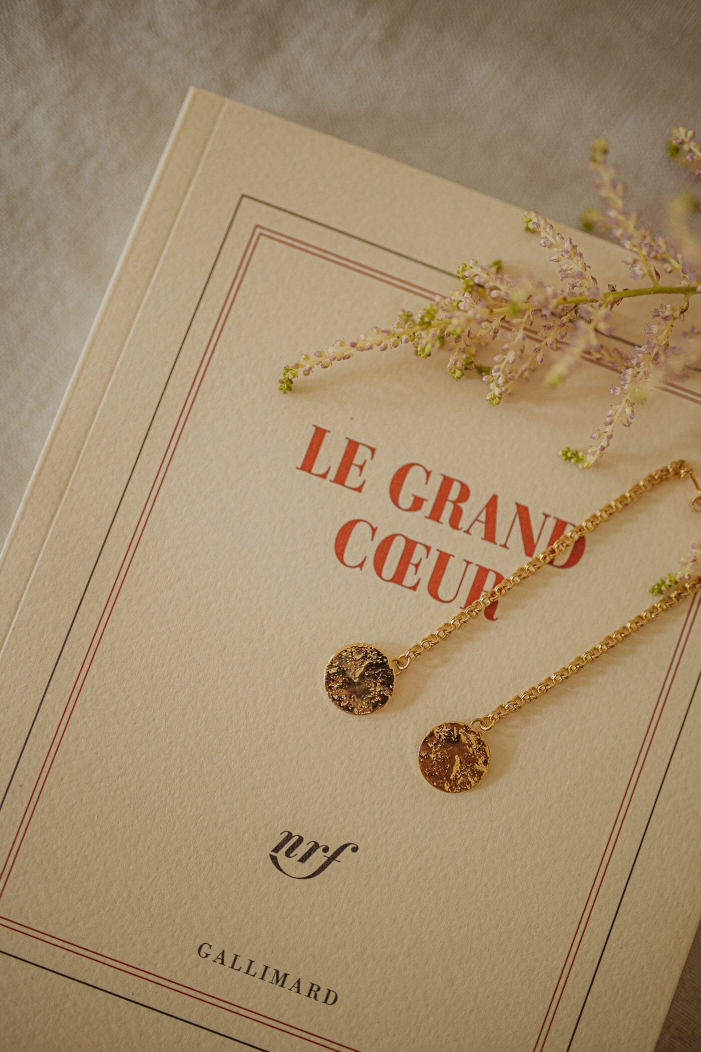 Hammered round gold-plated dangling earrings MONSIEUR SIMONE Golden