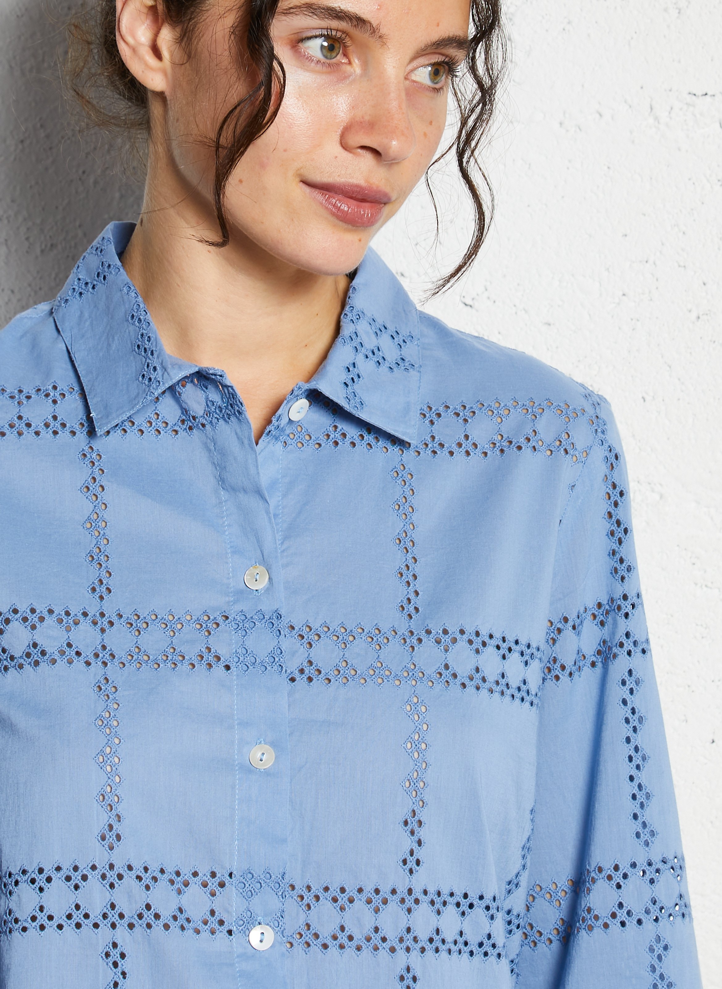 Rechte, katoenen blouse met klassieke kraag en borduursel NICE THINGS Blauw