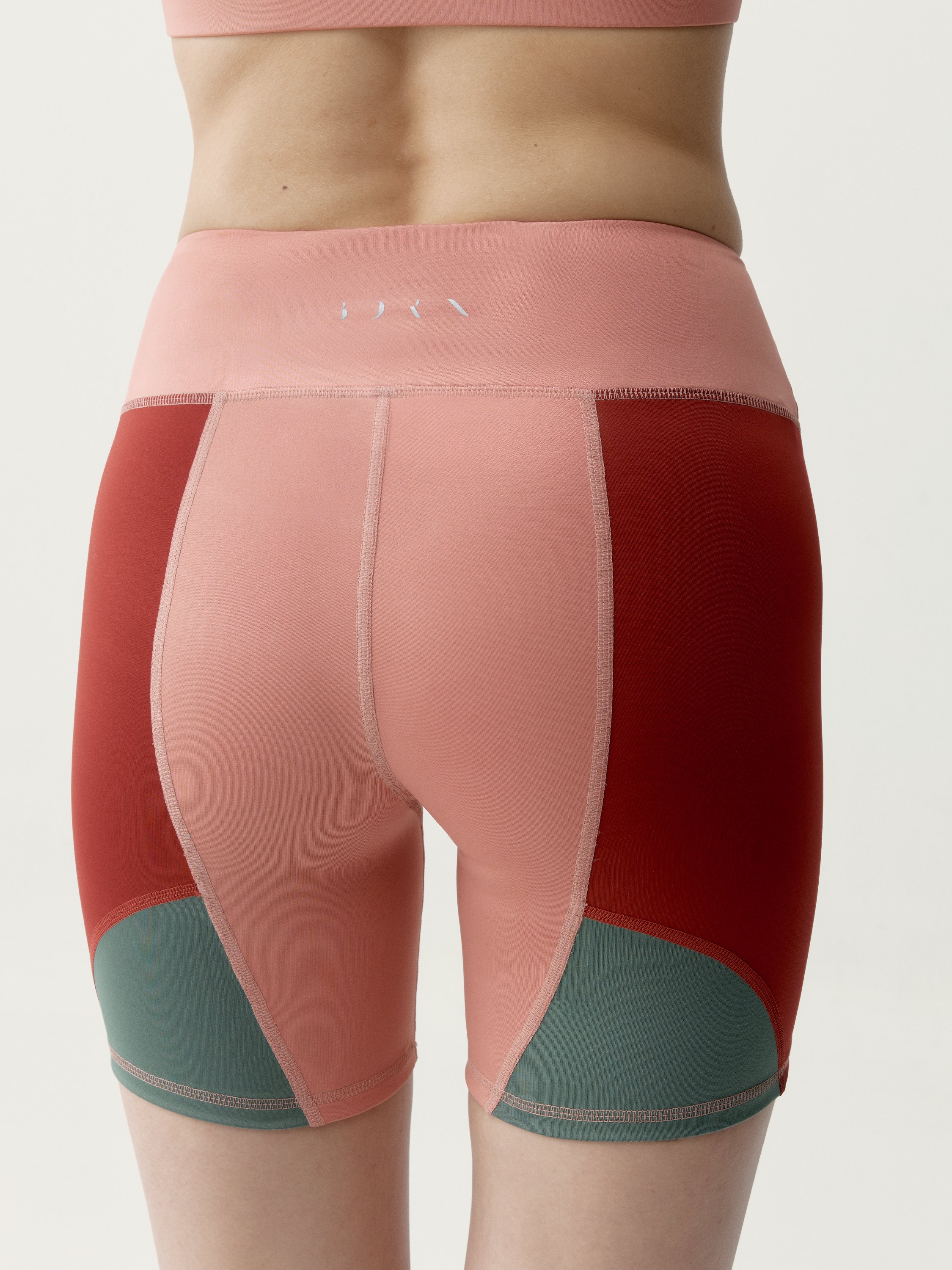 Short moulant de sport performance darana BORN Orange