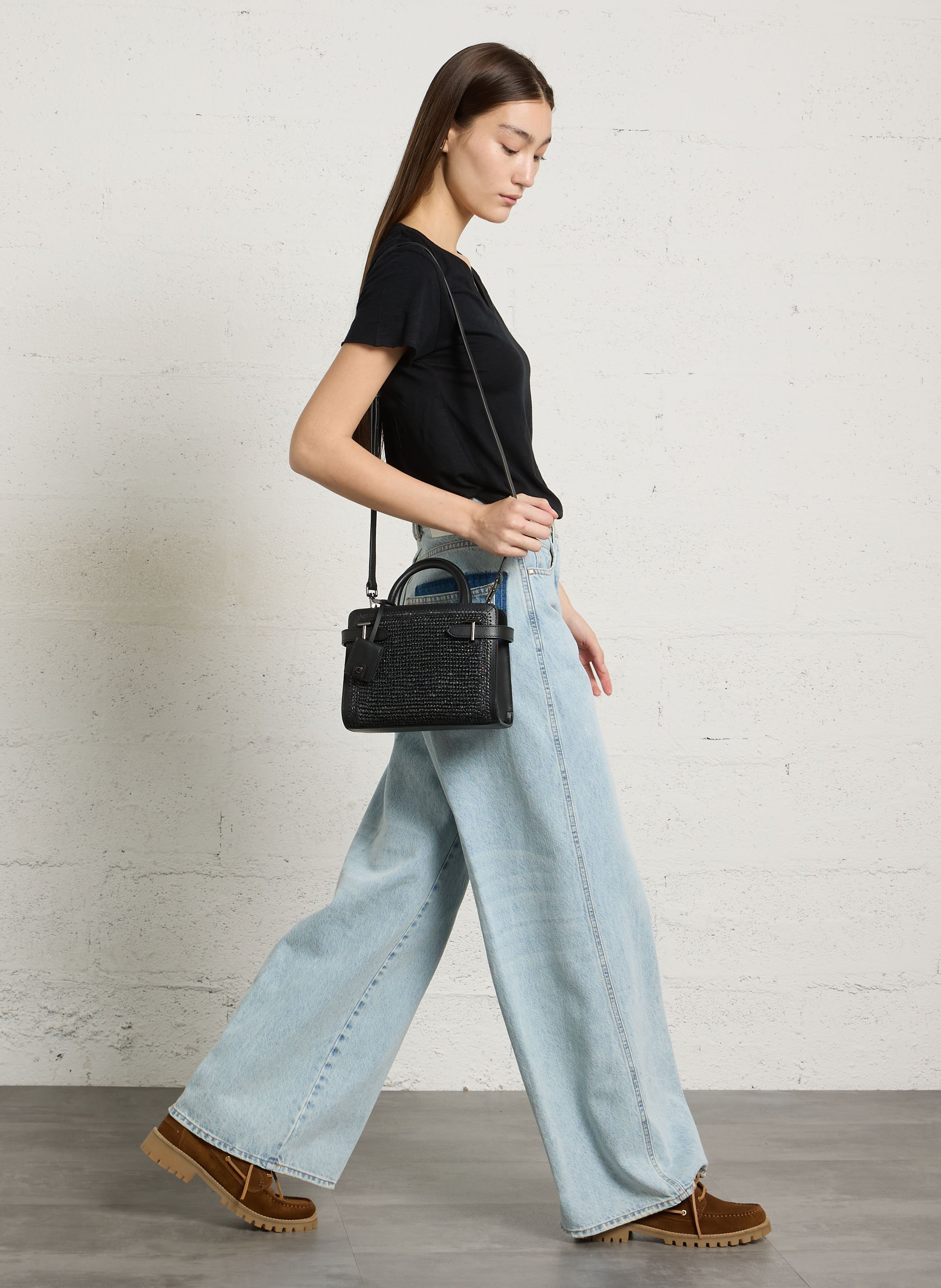 Kleine Handtasche mit Raphia-Effekt aus Leder. - Look 1