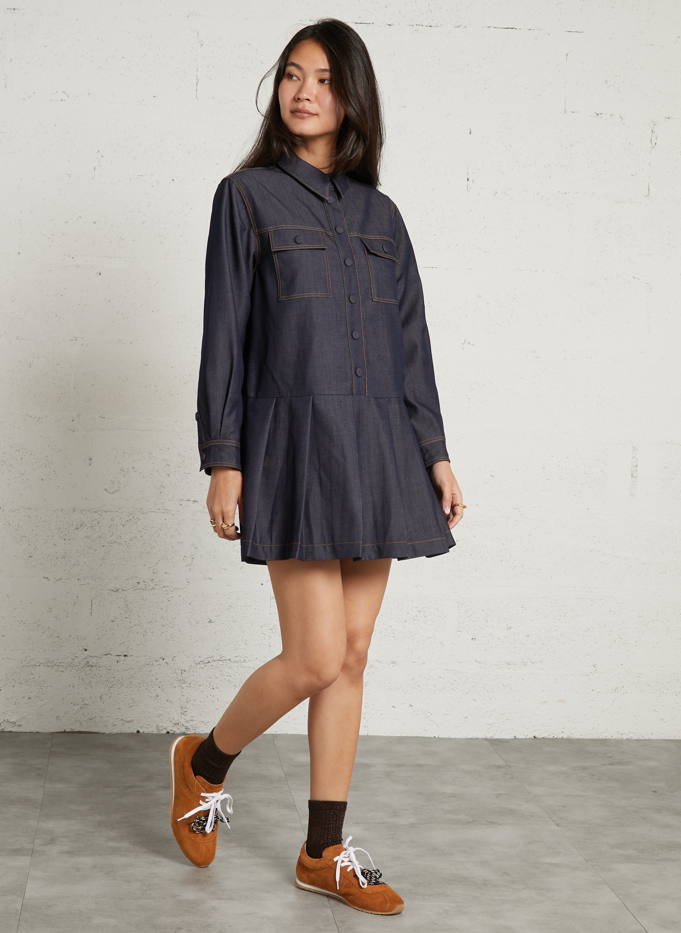 Kurzes Kleid aus dunklem Denim mit Steppnähten SUNCOO Jeans ohne Waschung