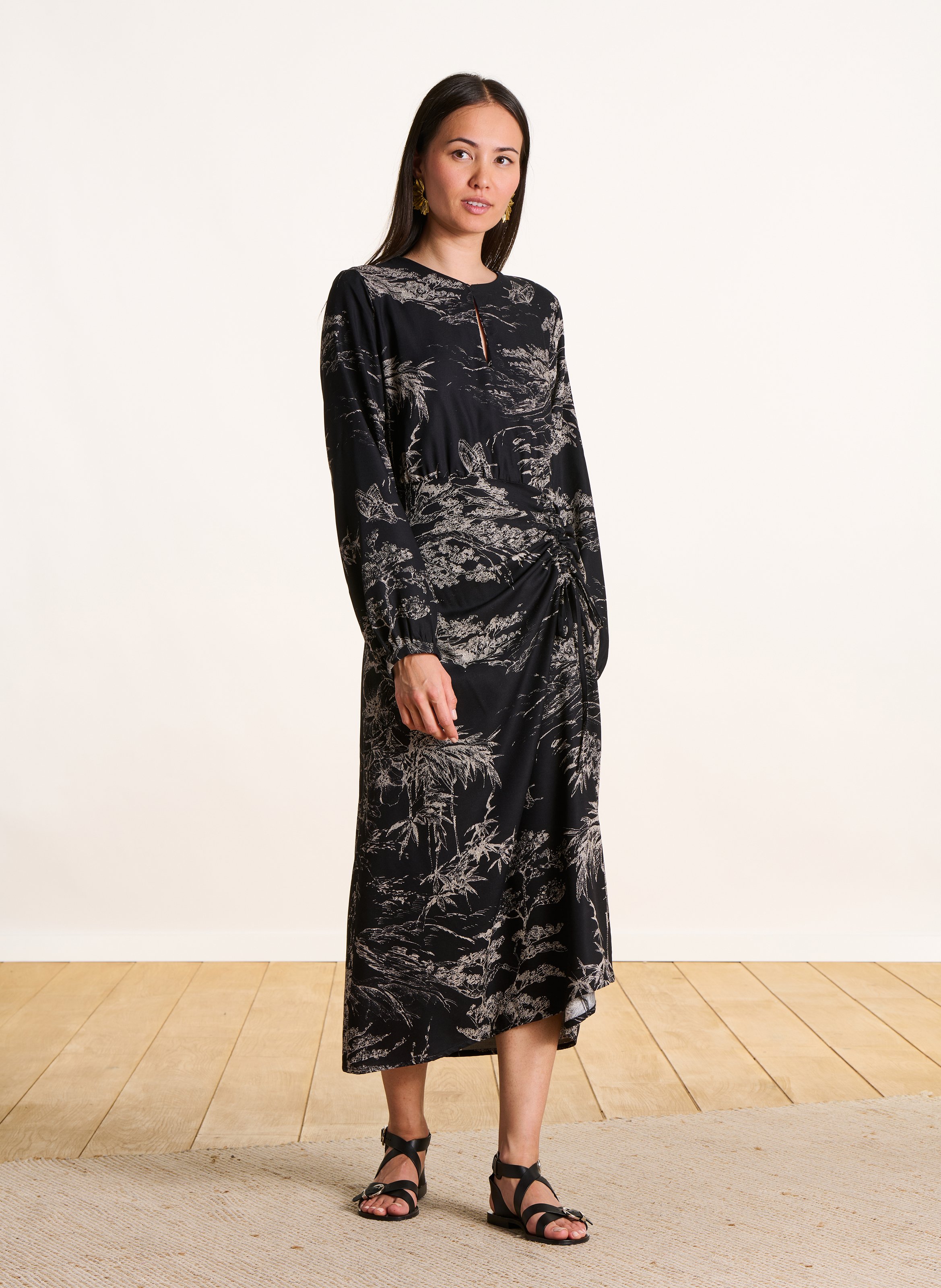 Midi jurk met ronde hals en plantaardige print. LA FEE MARABOUTEE Zwart