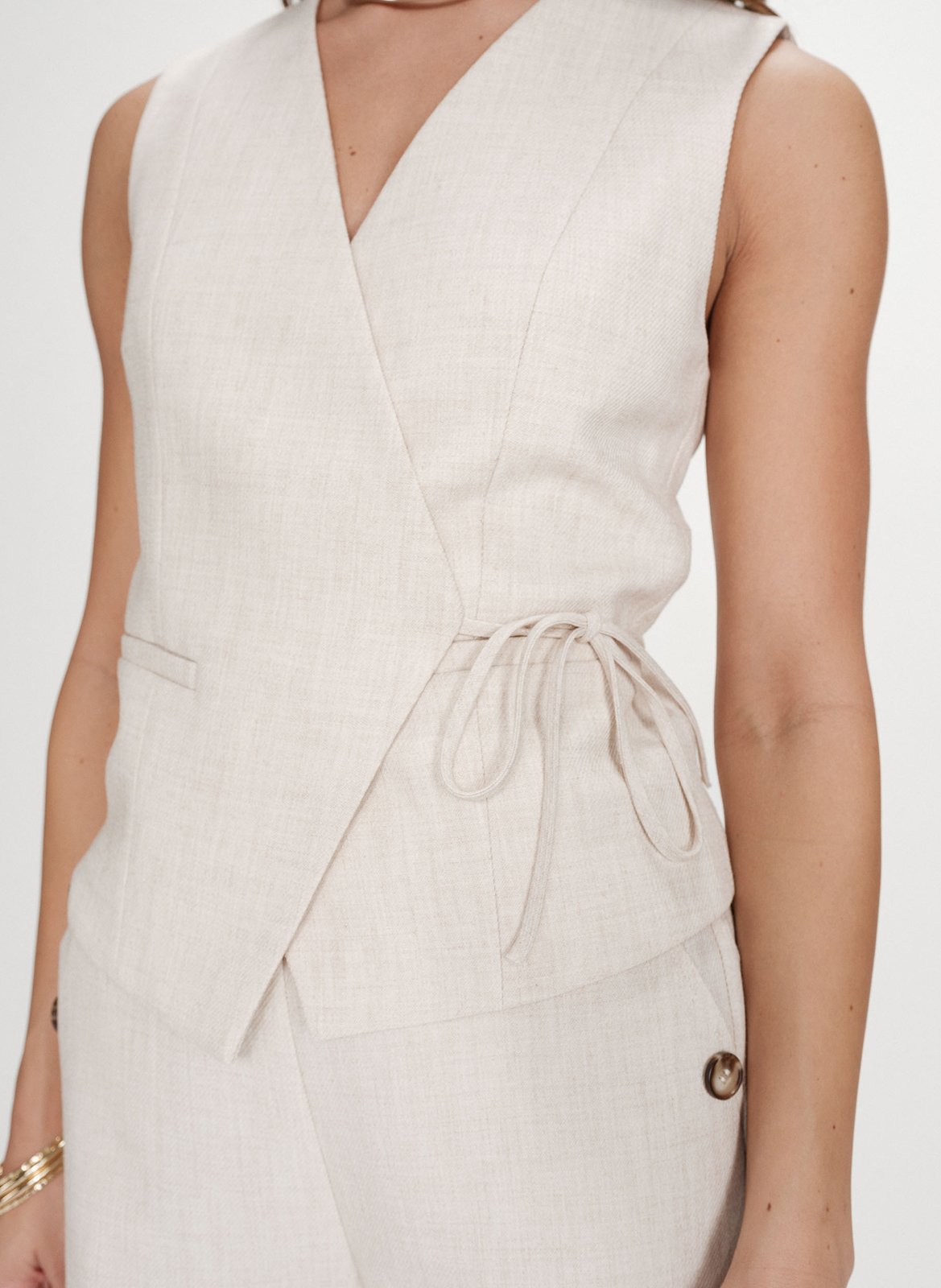 Sleeveless Solid Crossed Vest GRACE ET MILA Beige