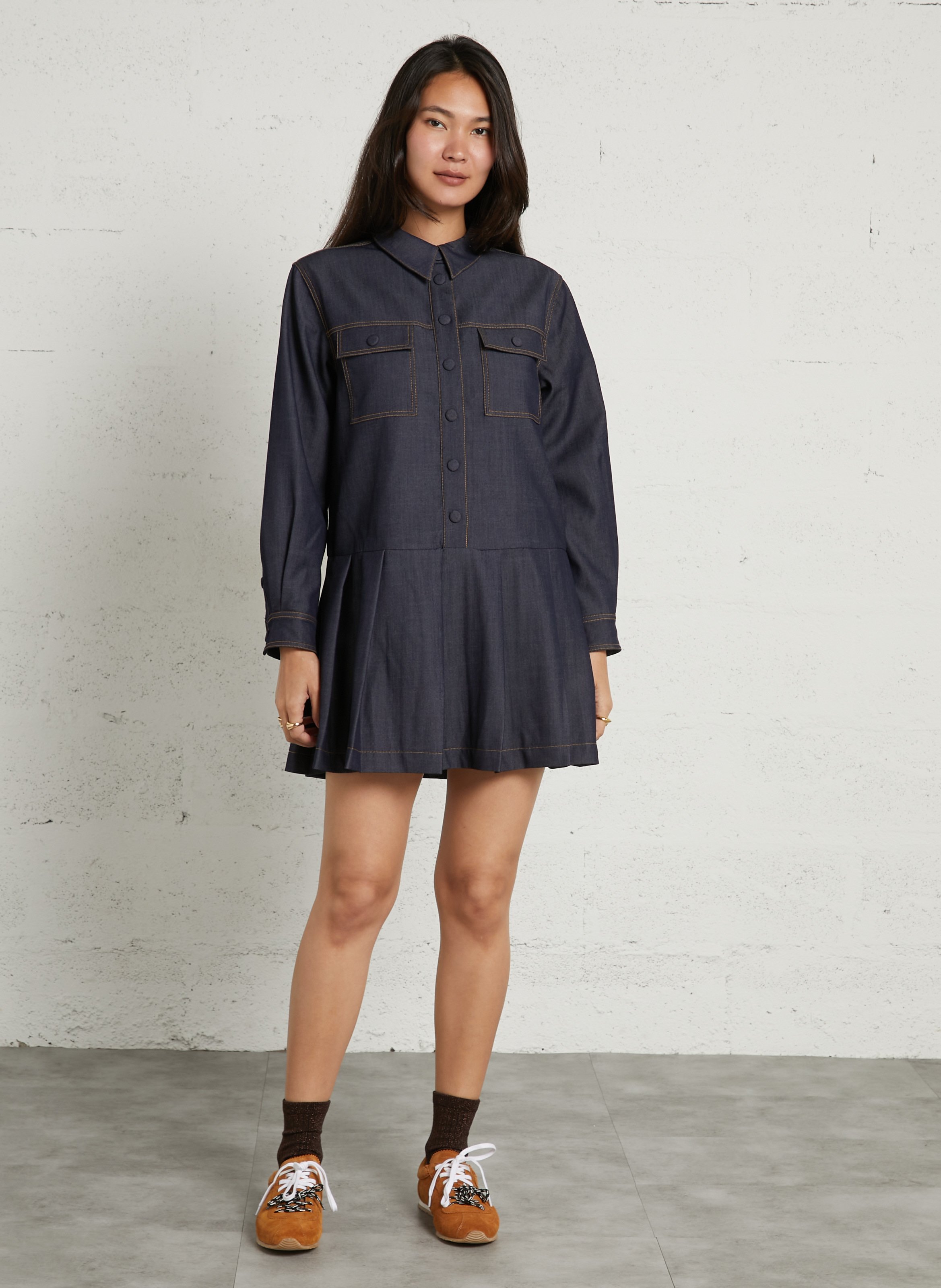 Kurzes Kleid aus dunklem Denim mit Steppnähten SUNCOO Jeans ohne Waschung