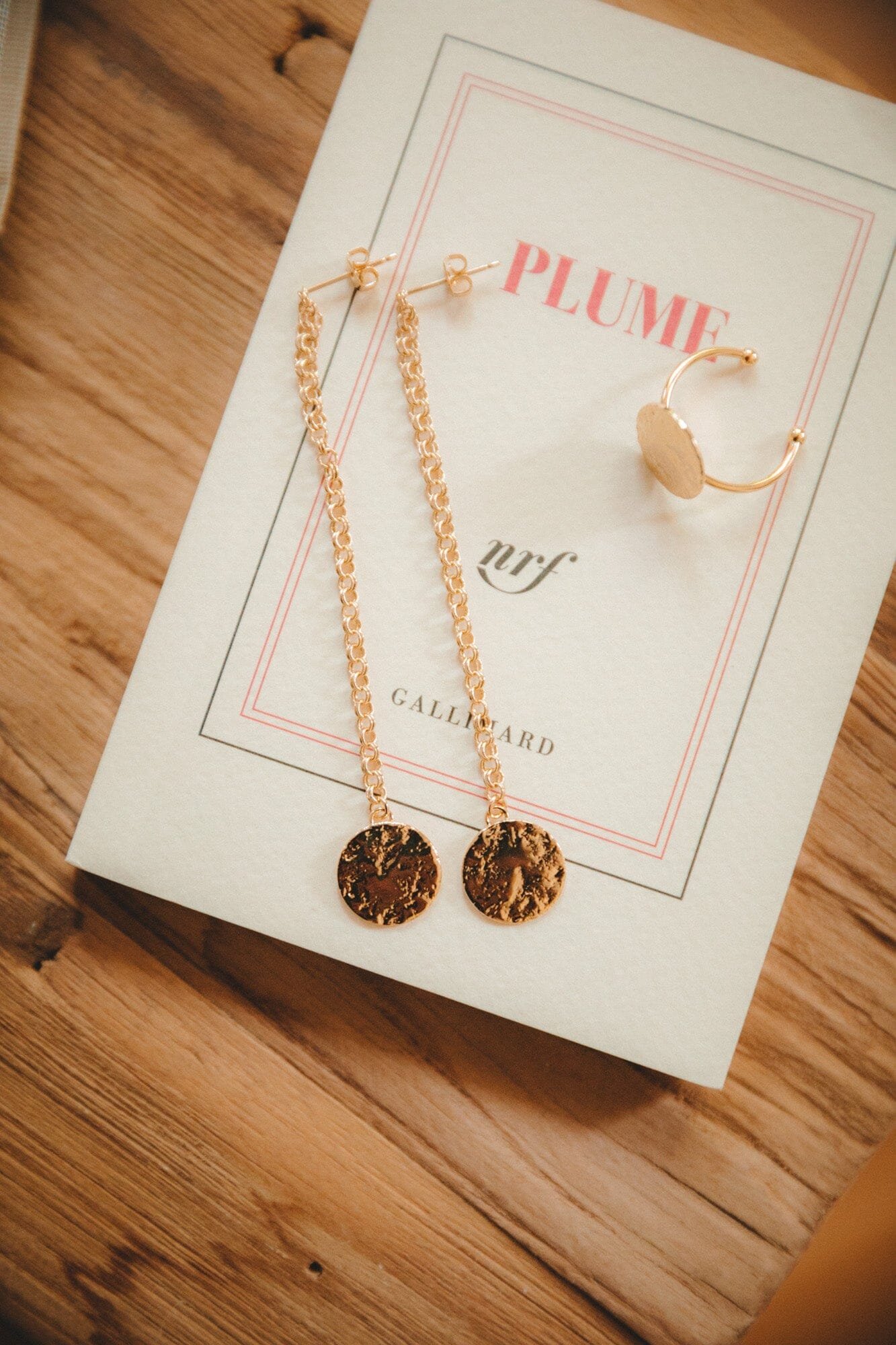 Hammered round gold-plated dangling earrings MONSIEUR SIMONE Golden