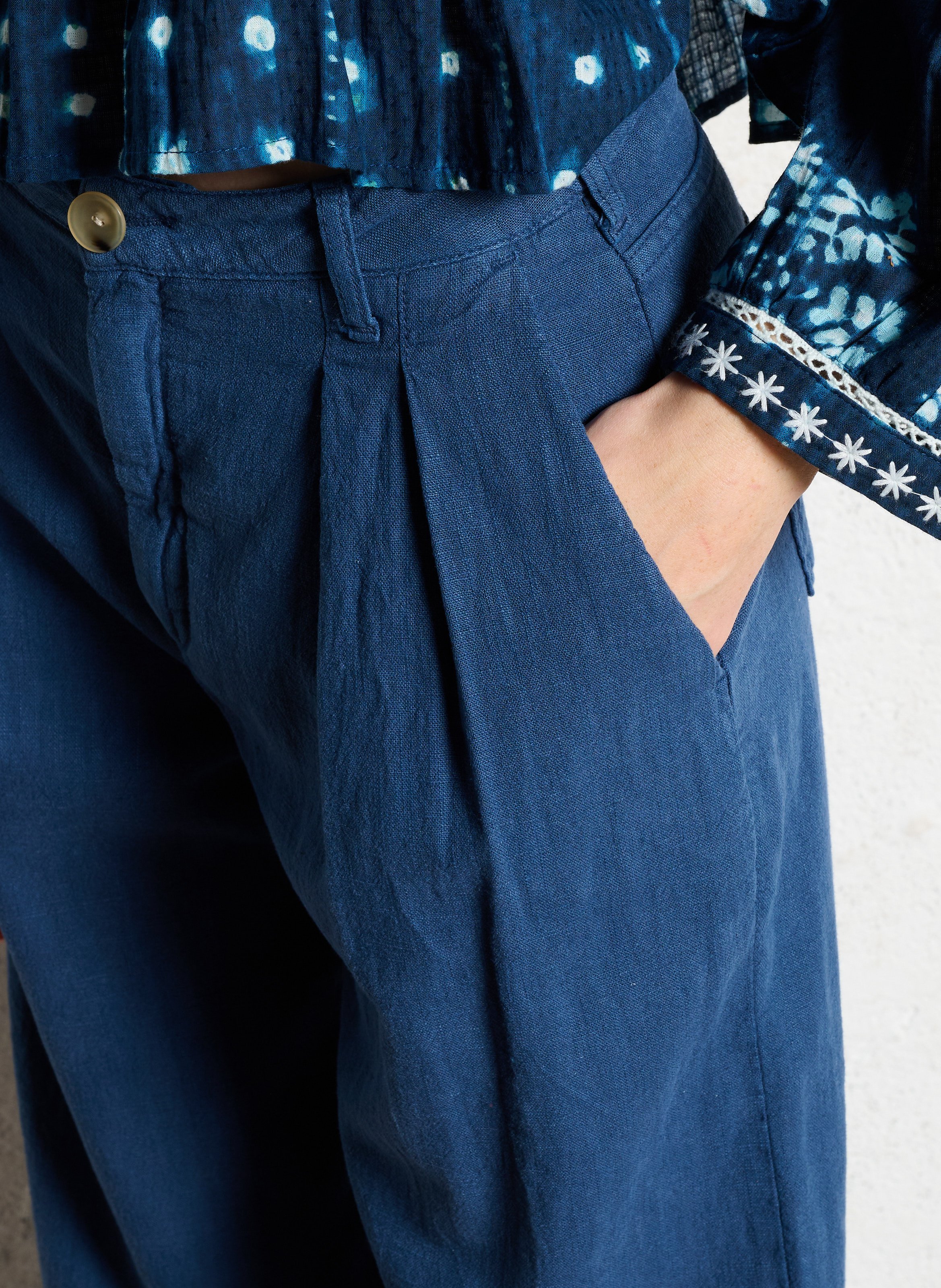 Weit geschnittene Bundfaltenhose aus Leinen-Mix MAISON HOTEL Blau