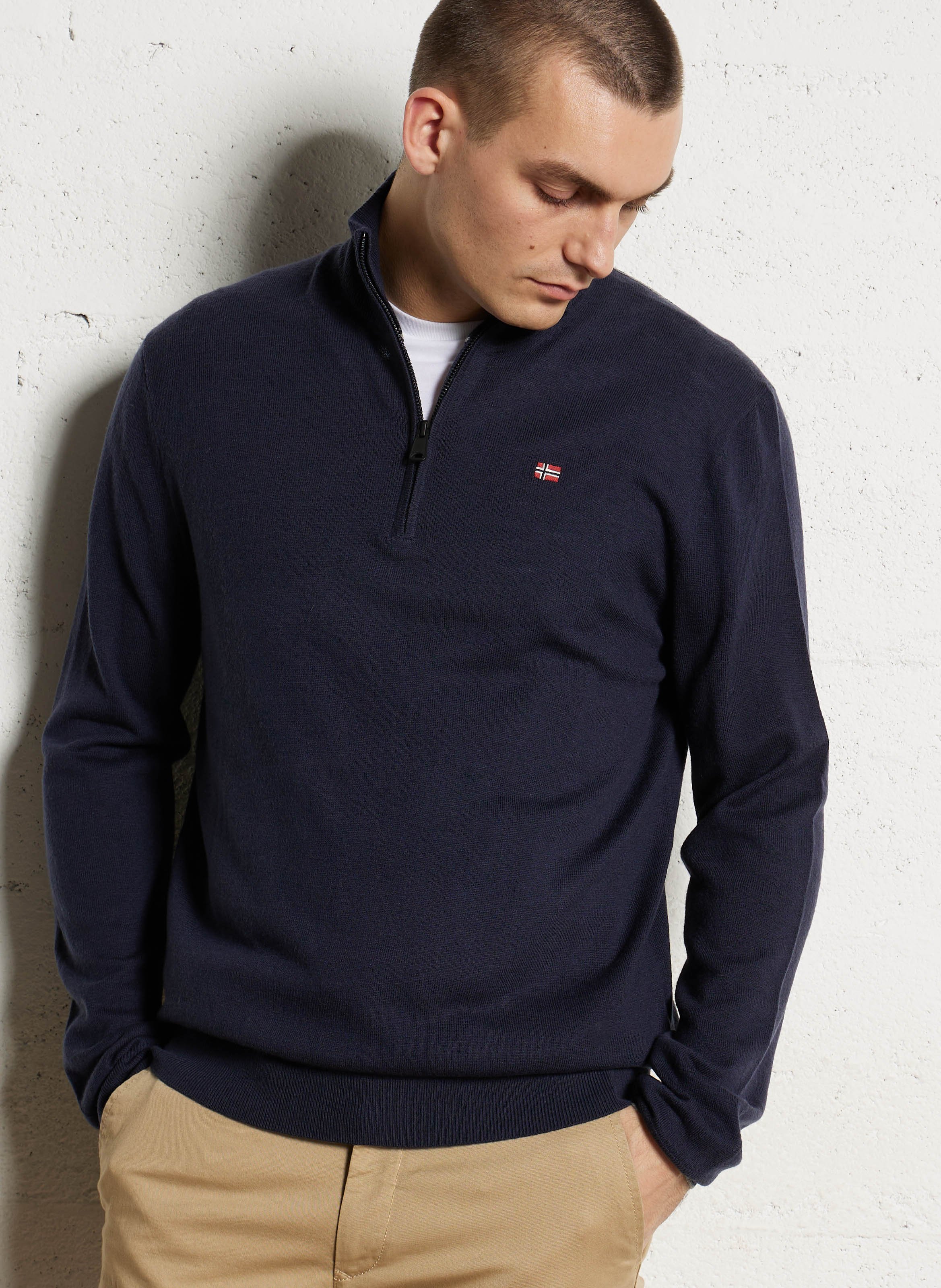 Rechte trui met opstaande kraag en geborduurd in wol NAPAPIJRI