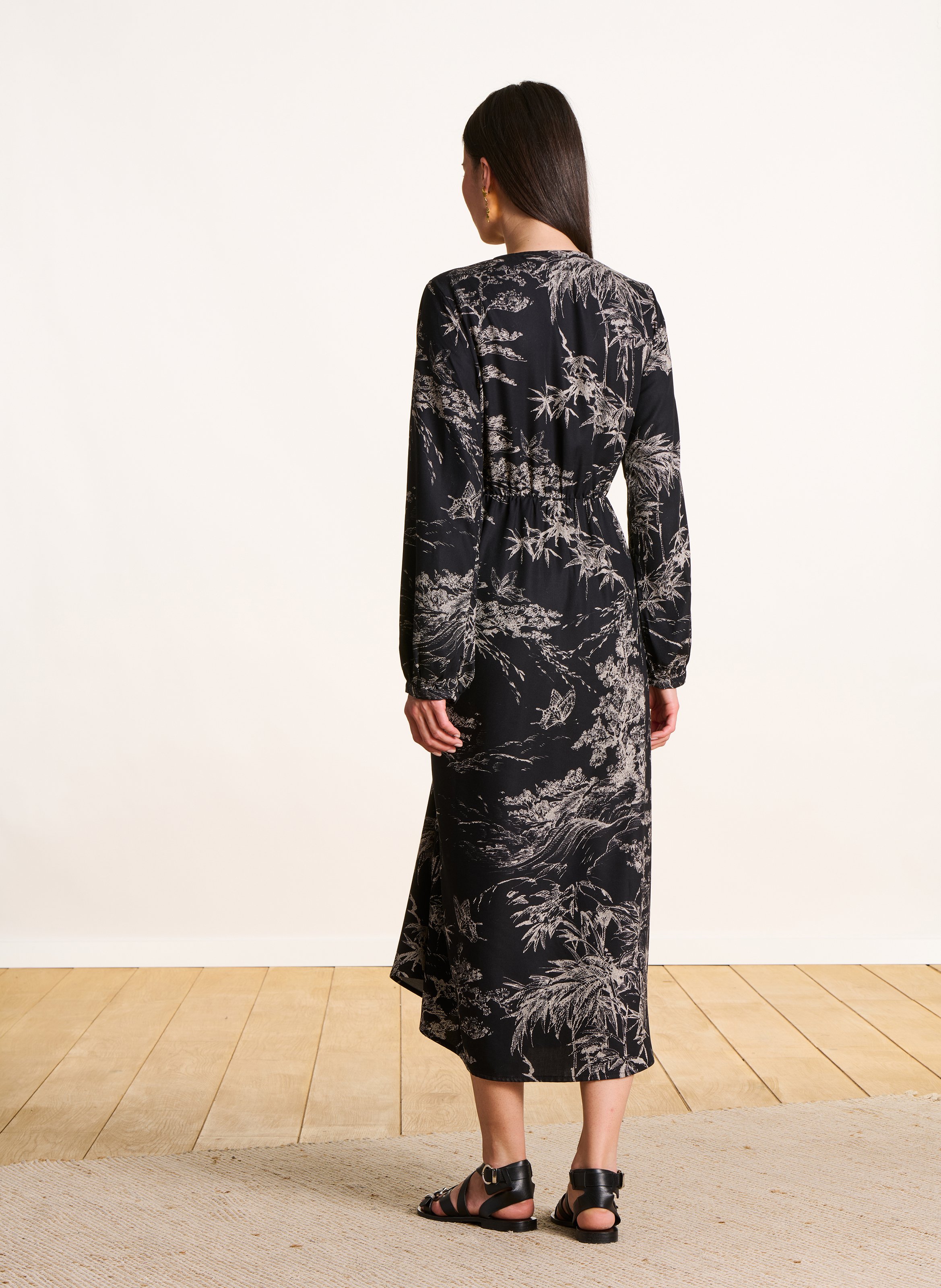 Midi jurk met ronde hals en plantaardige print. LA FEE MARABOUTEE Zwart