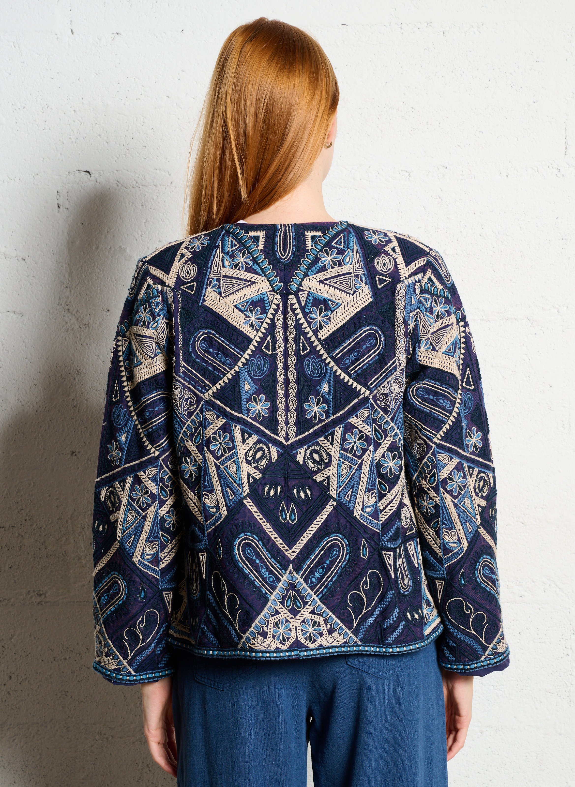 Gerade geschnittene Jacke mit rundem besticktem Kragen MAISON HOTEL Blau