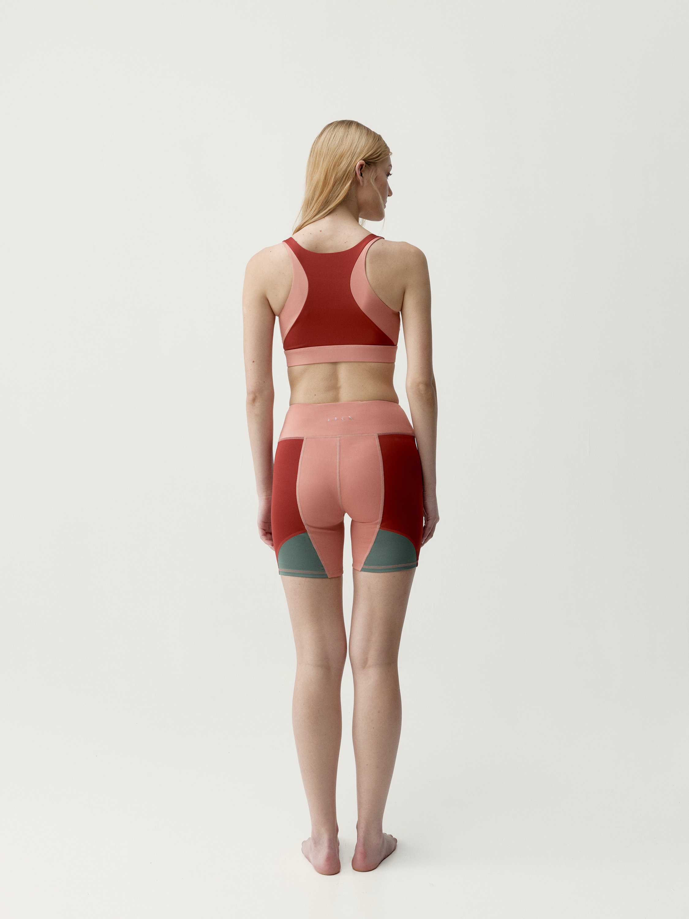 Short moulant de sport performance darana BORN Orange