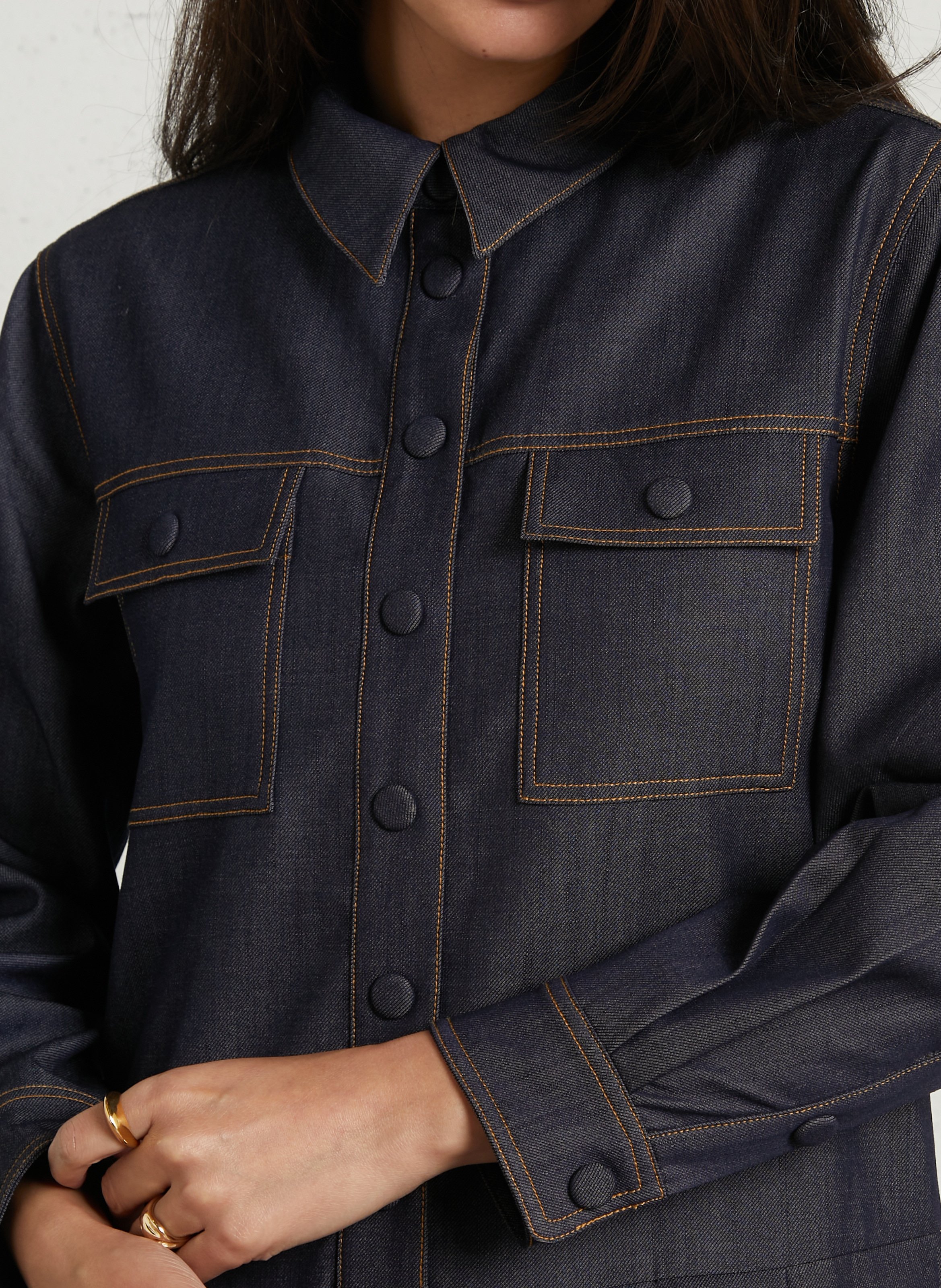 Kurzes Kleid aus dunklem Denim mit Steppnähten SUNCOO Jeans ohne Waschung