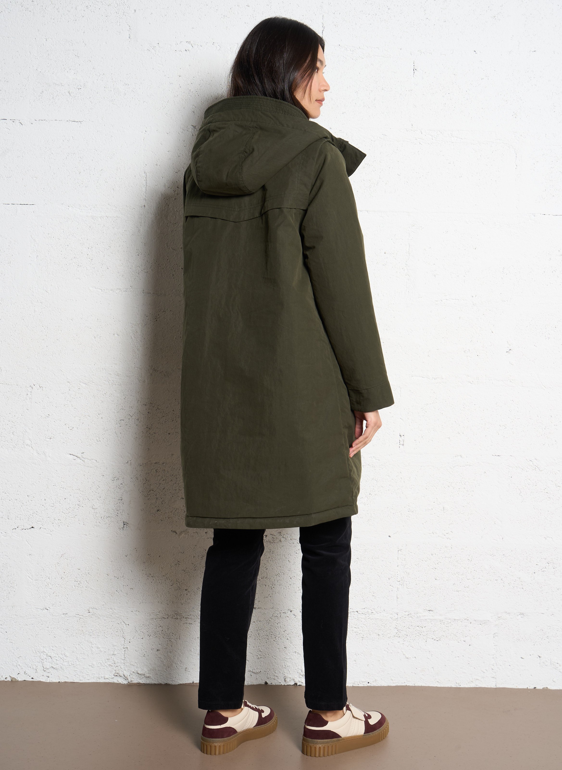 Mittellanger einfarbiger Parka mit Kapuze. K-WAY Grun