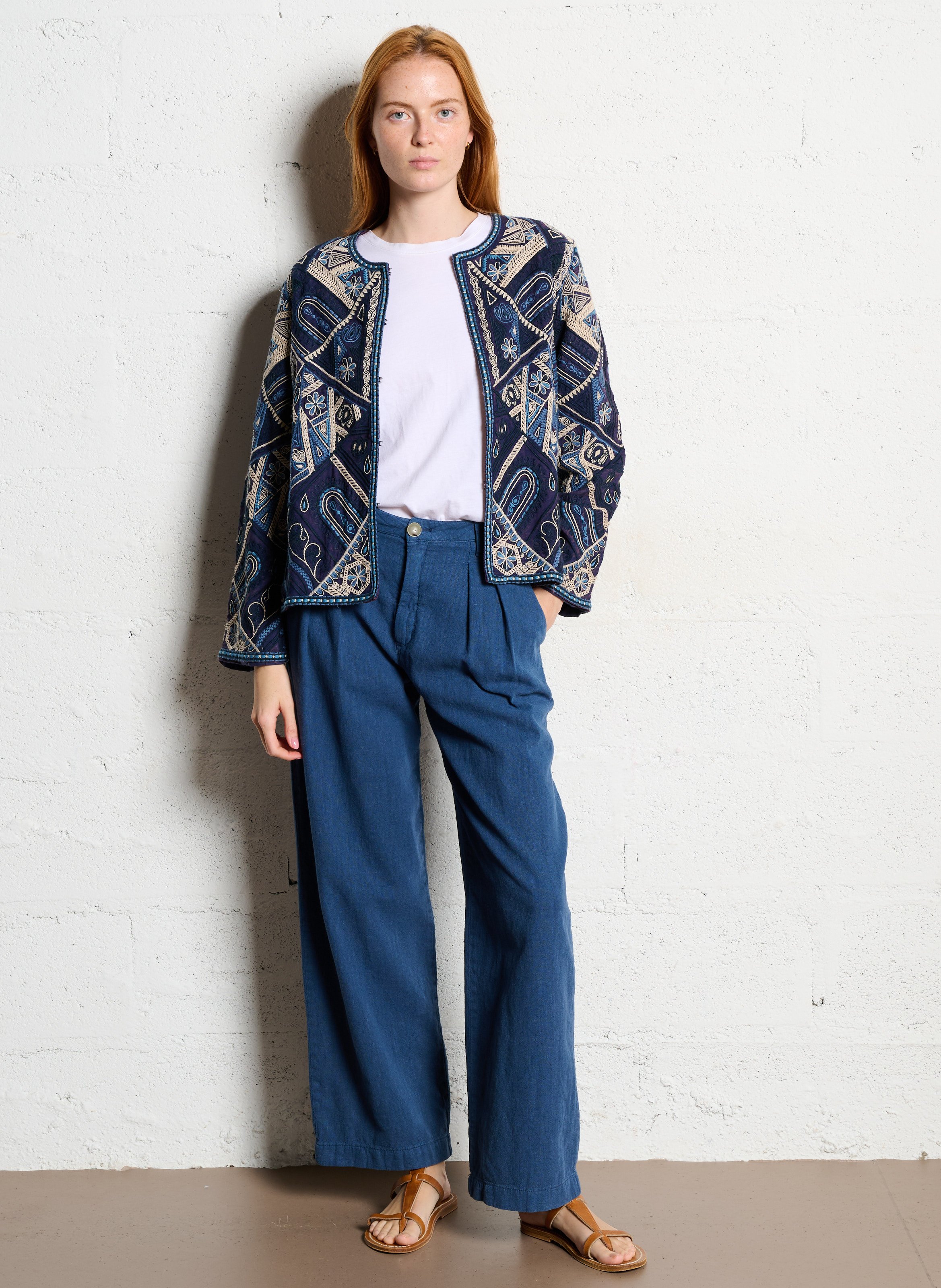 Gerade geschnittene Jacke mit rundem besticktem Kragen MAISON HOTEL Blau