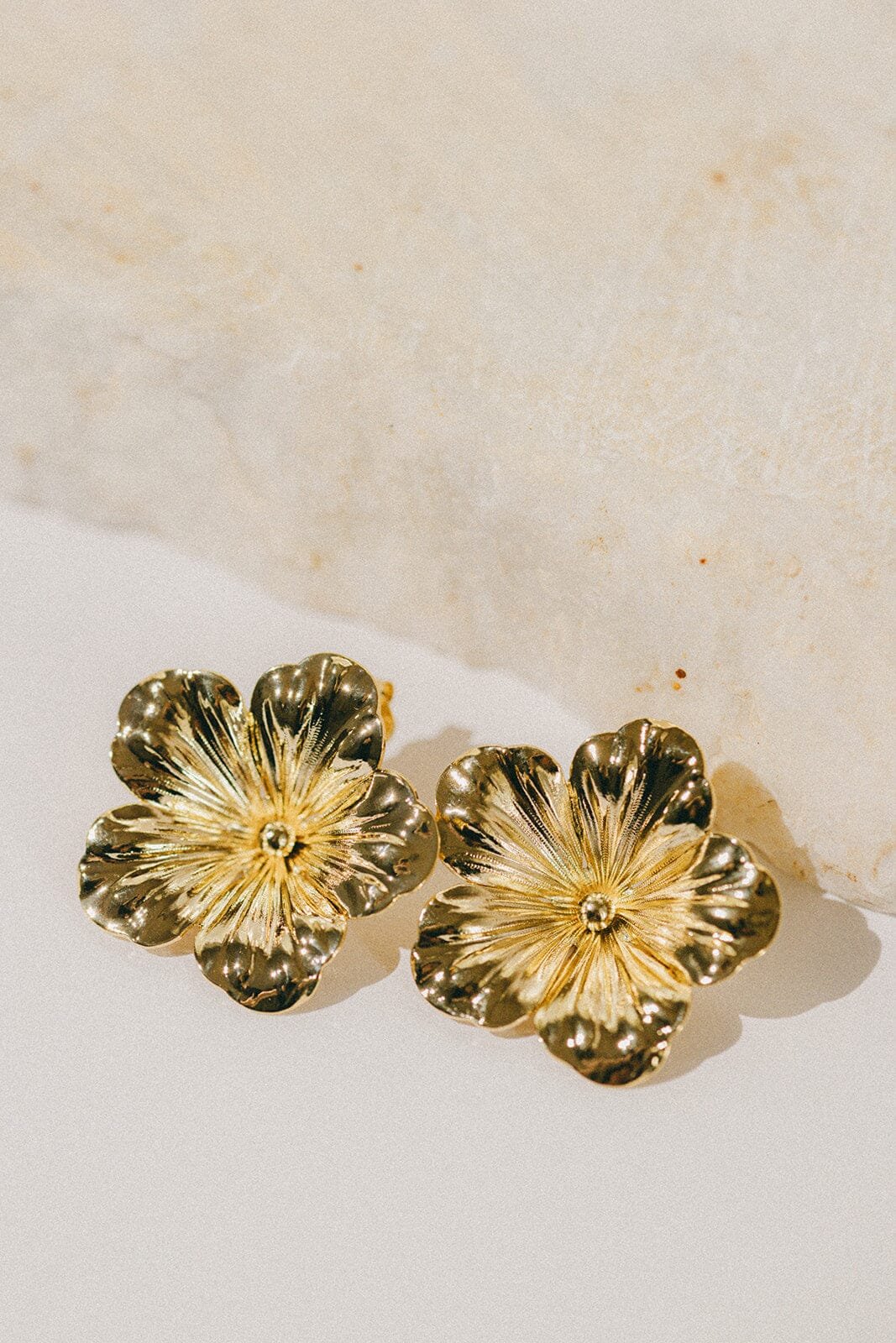 Maxi flower stud earrings in gold-plated brass. Golden