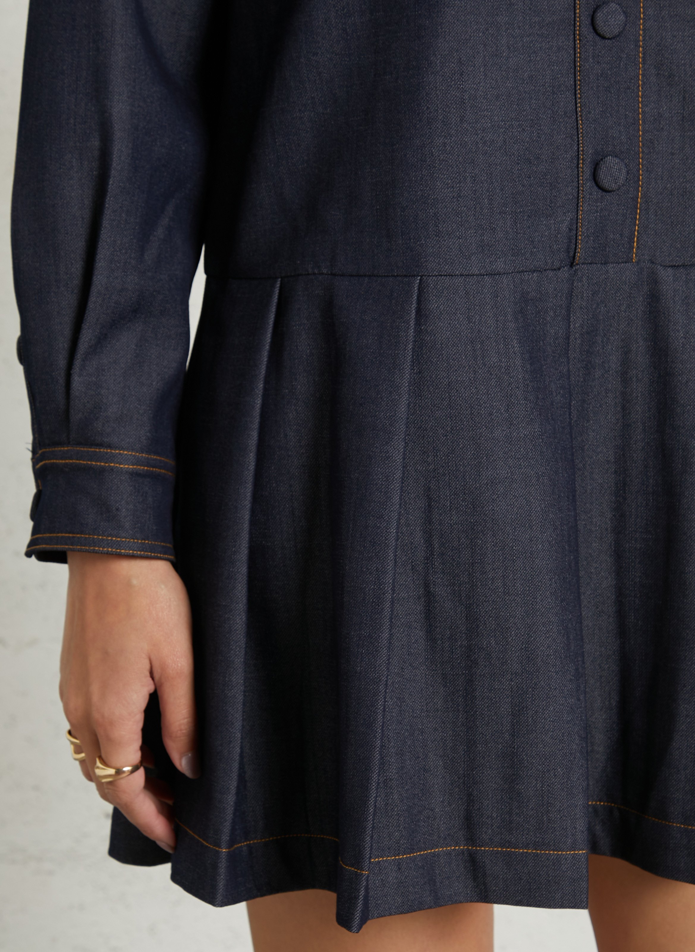 Kurzes Kleid aus dunklem Denim mit Steppnähten SUNCOO Jeans ohne Waschung
