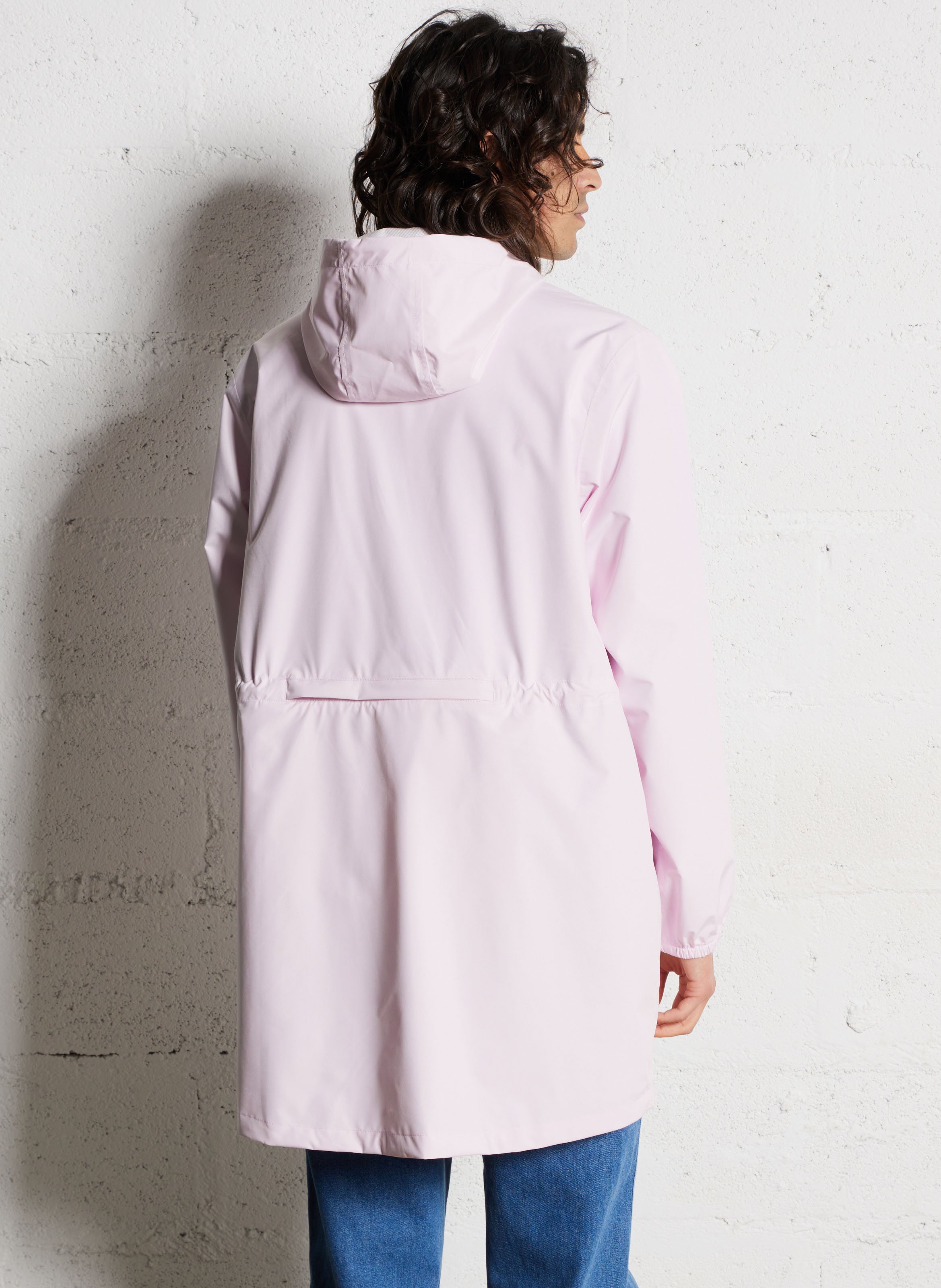 Lange regenjas met capuchon, om te vormen tot rugzakje Roze