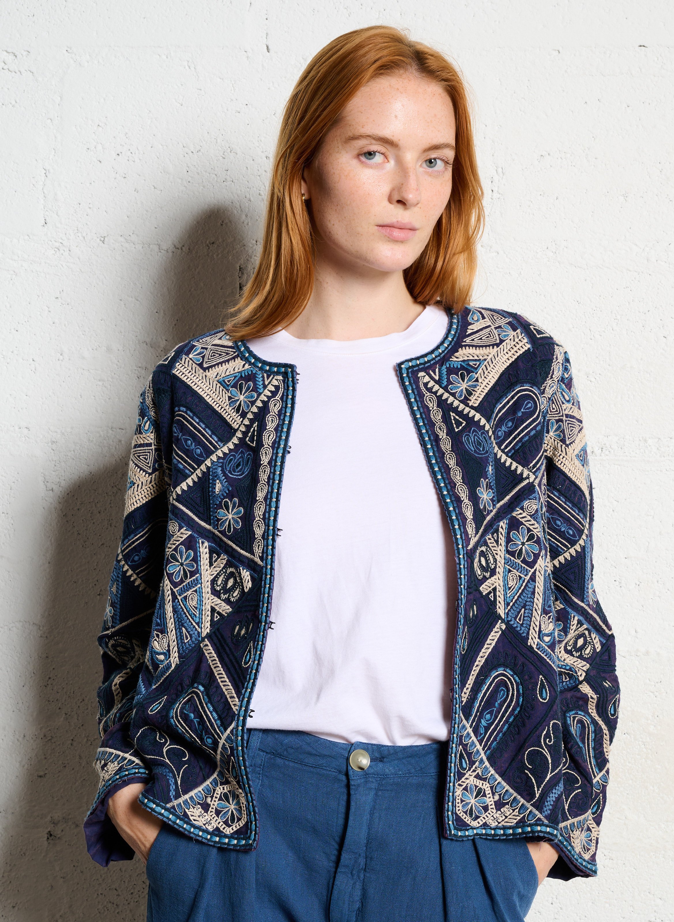 Gerade geschnittene Jacke mit rundem besticktem Kragen MAISON HOTEL Blau