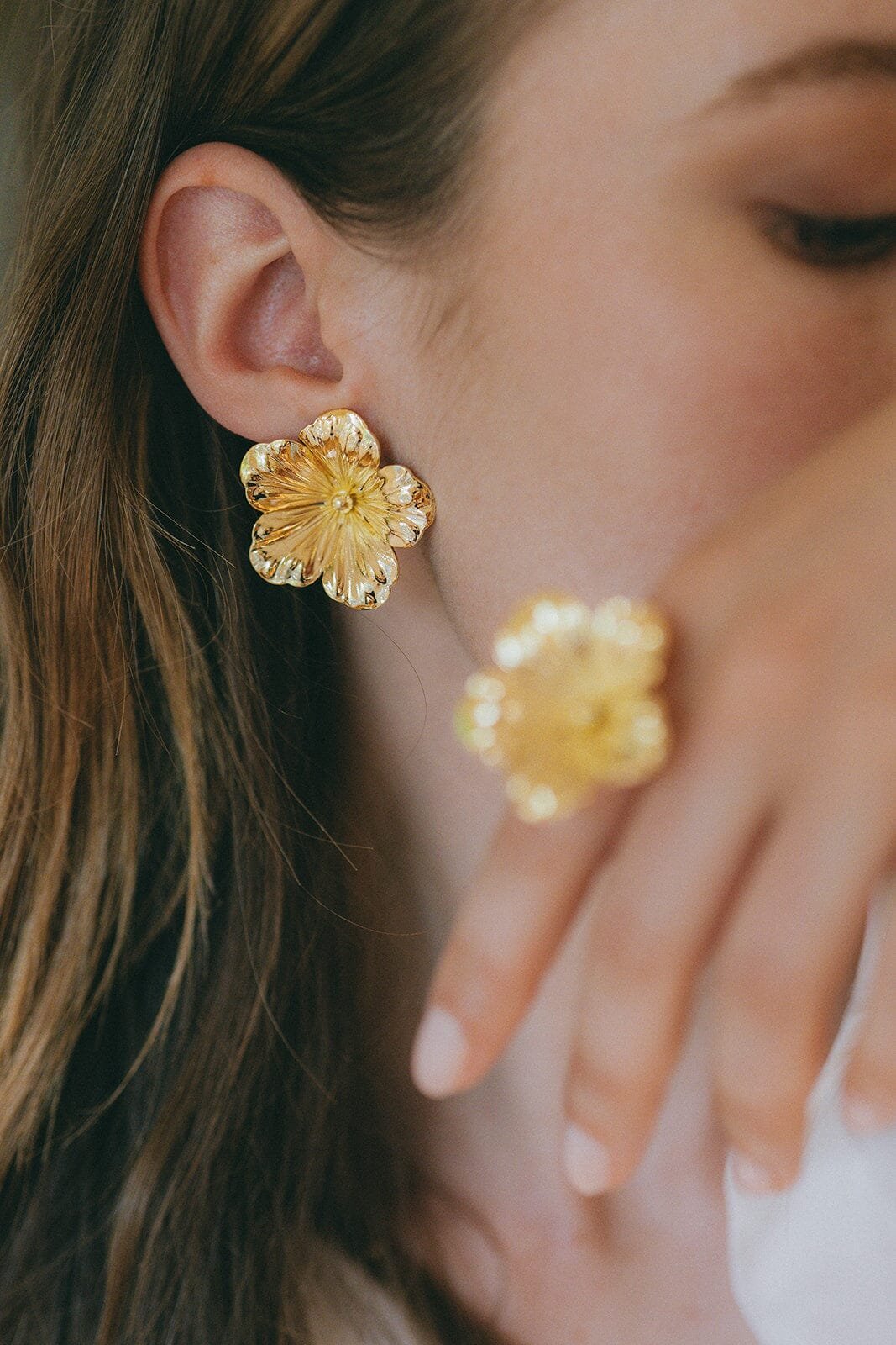 Maxi flower stud earrings in gold-plated brass. Golden