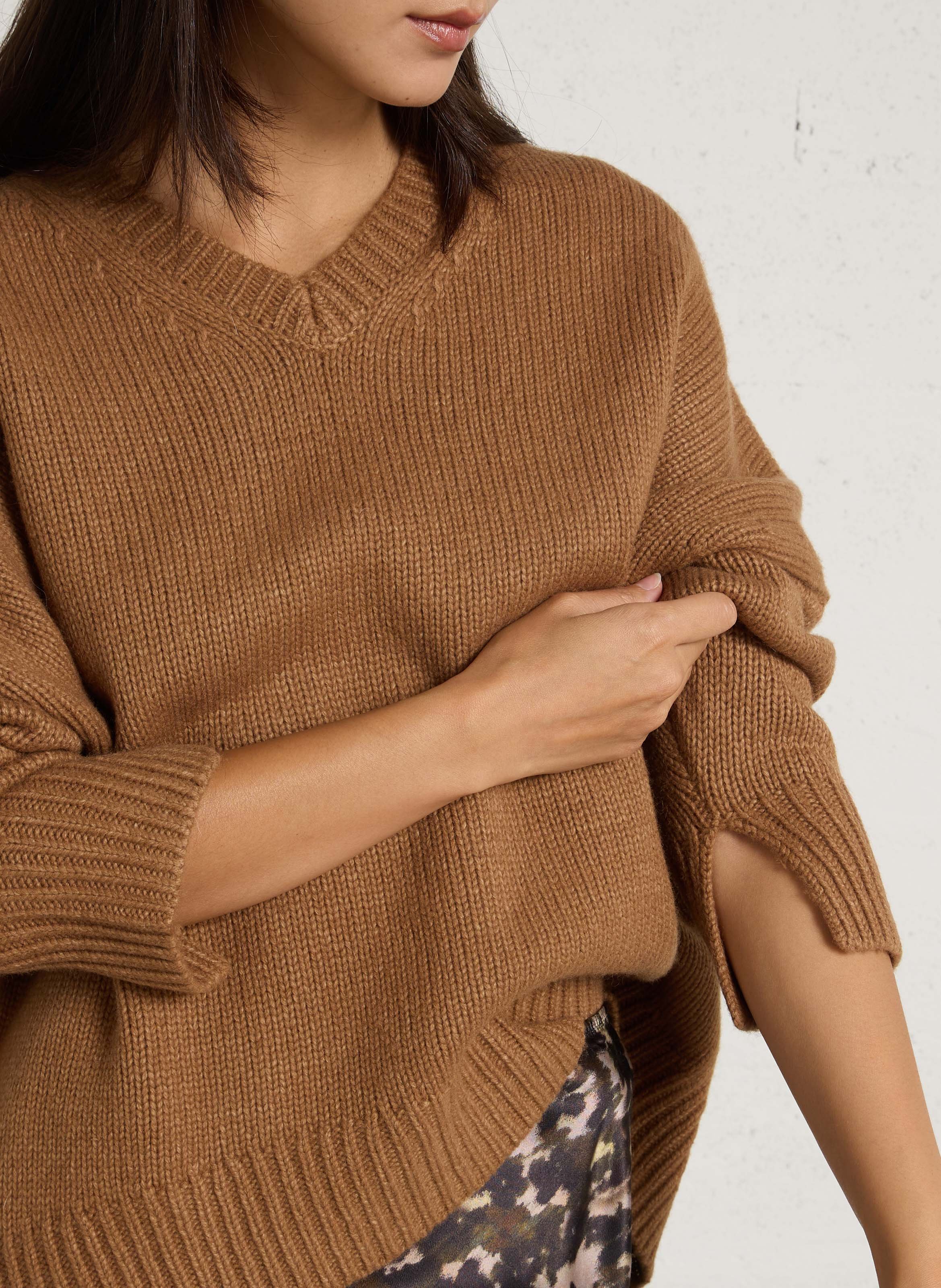 Loose-fit wool-blend sweater with V-neck BELLEROSE Brown