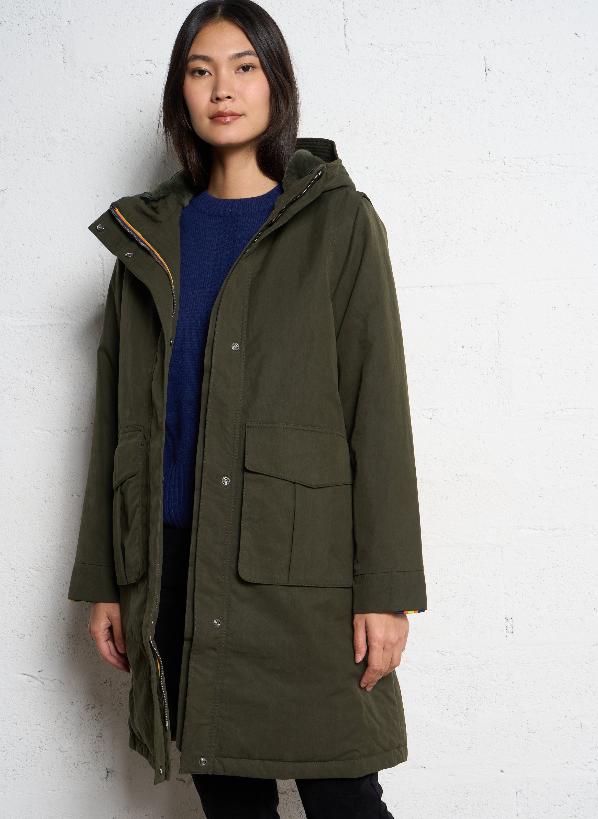 Mittellanger einfarbiger Parka mit Kapuze. K-WAY Grun