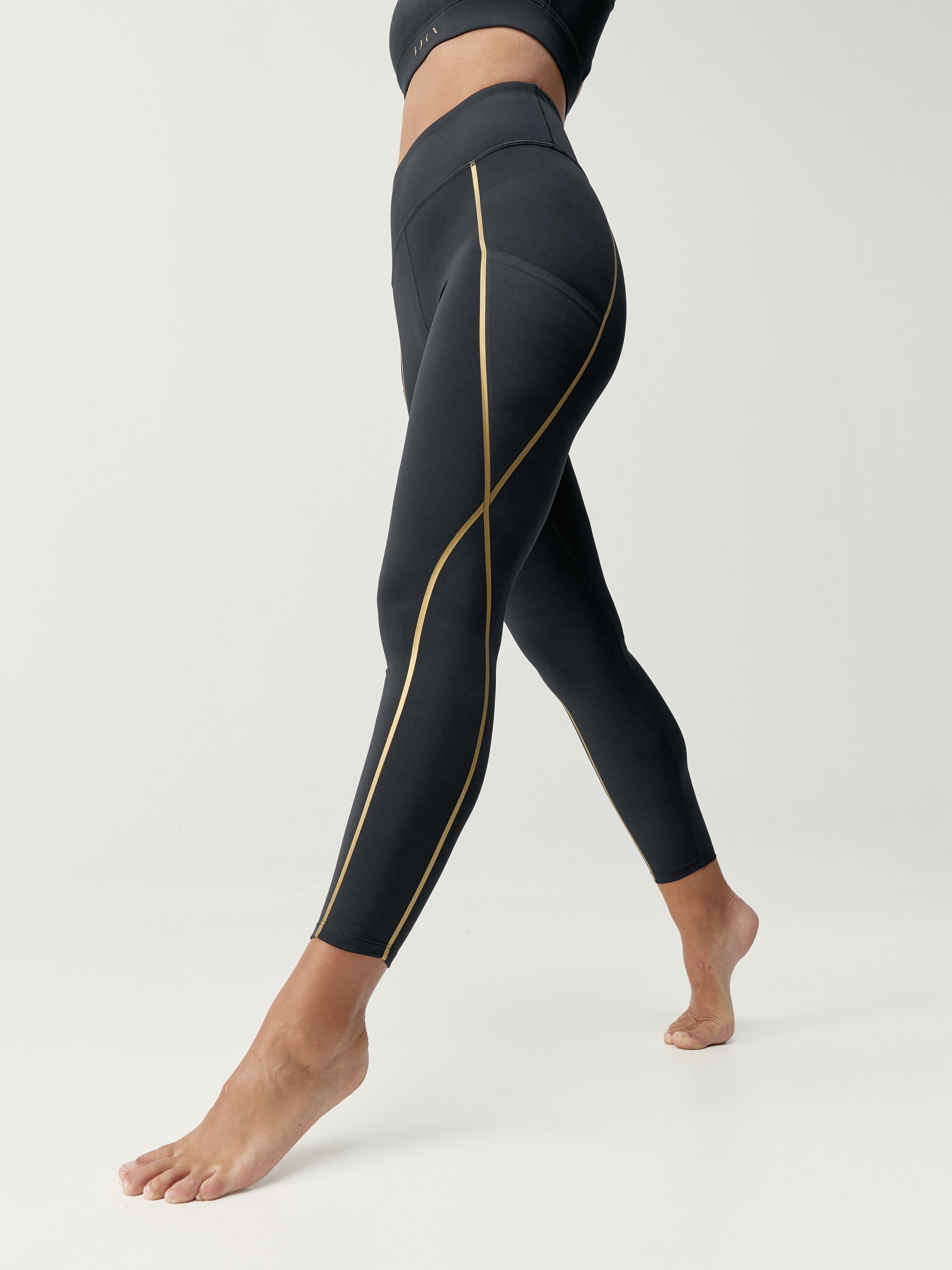 Performance 7/8 sports leggings BORN LIVING YOGA Black