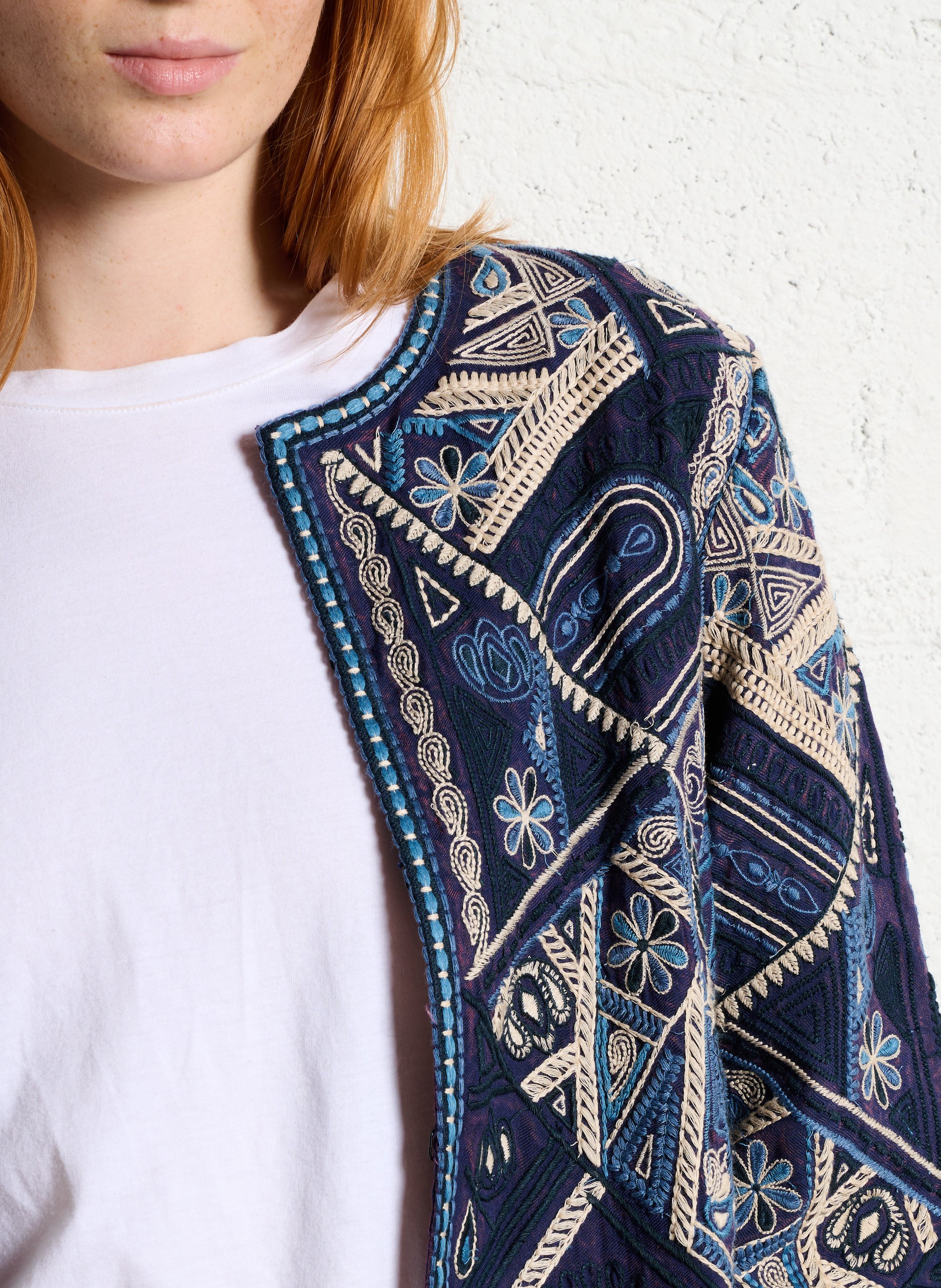 Gerade geschnittene Jacke mit rundem besticktem Kragen MAISON HOTEL Blau