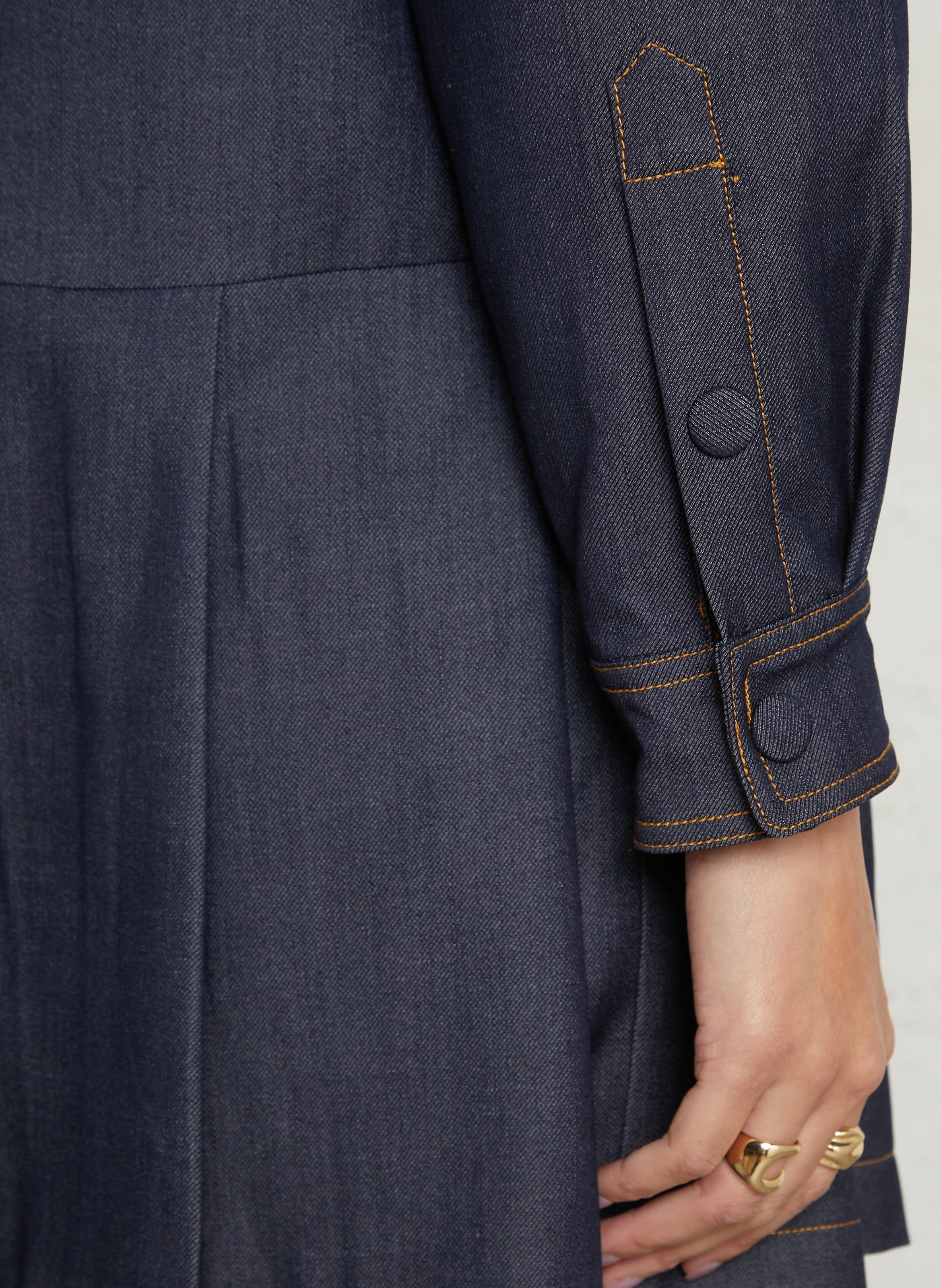 Kurzes Kleid aus dunklem Denim mit Steppnähten SUNCOO Jeans ohne Waschung