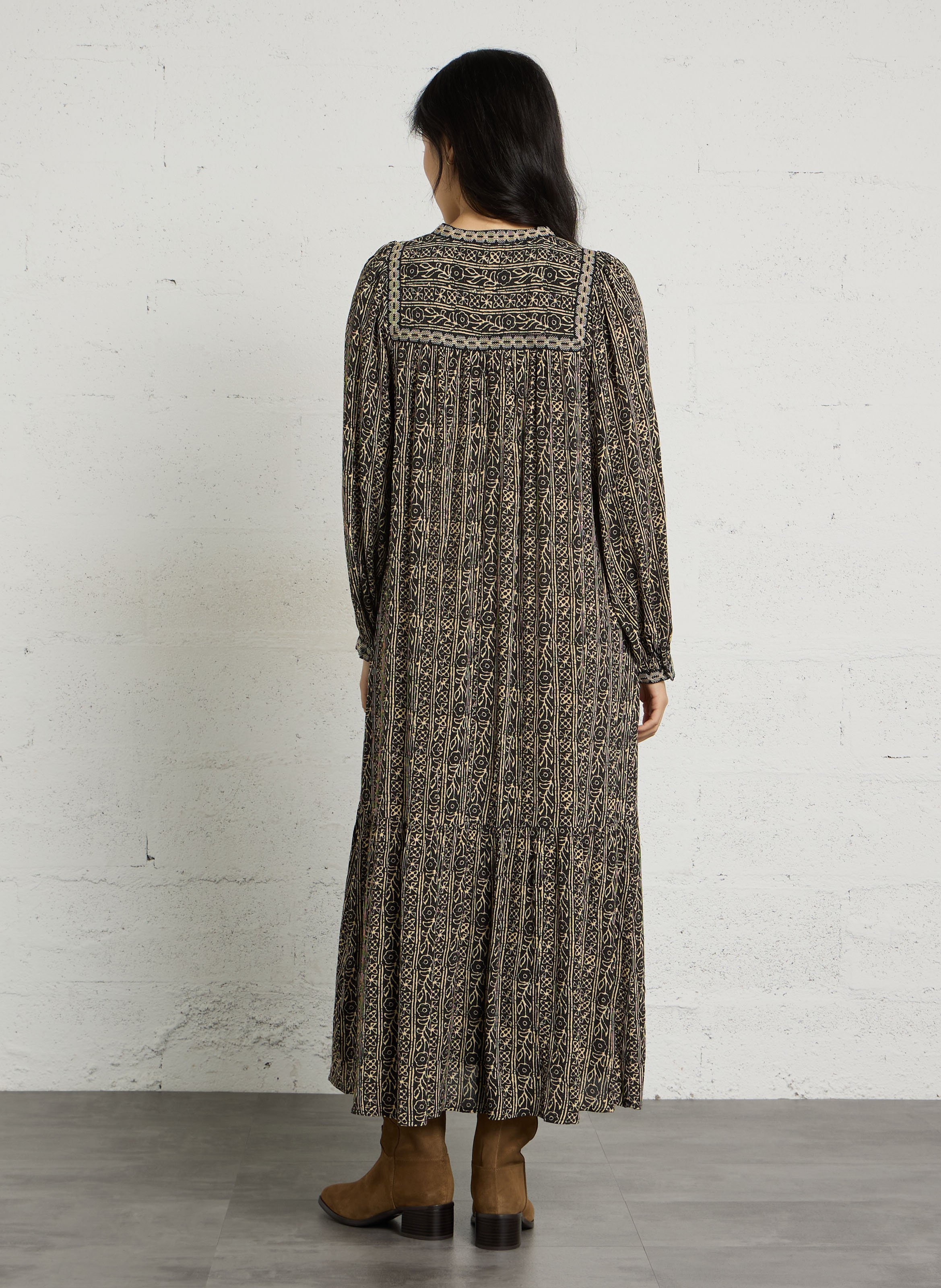 Langes Kleid mit Tunika-Kragen und Print THE KORNER Schwarz