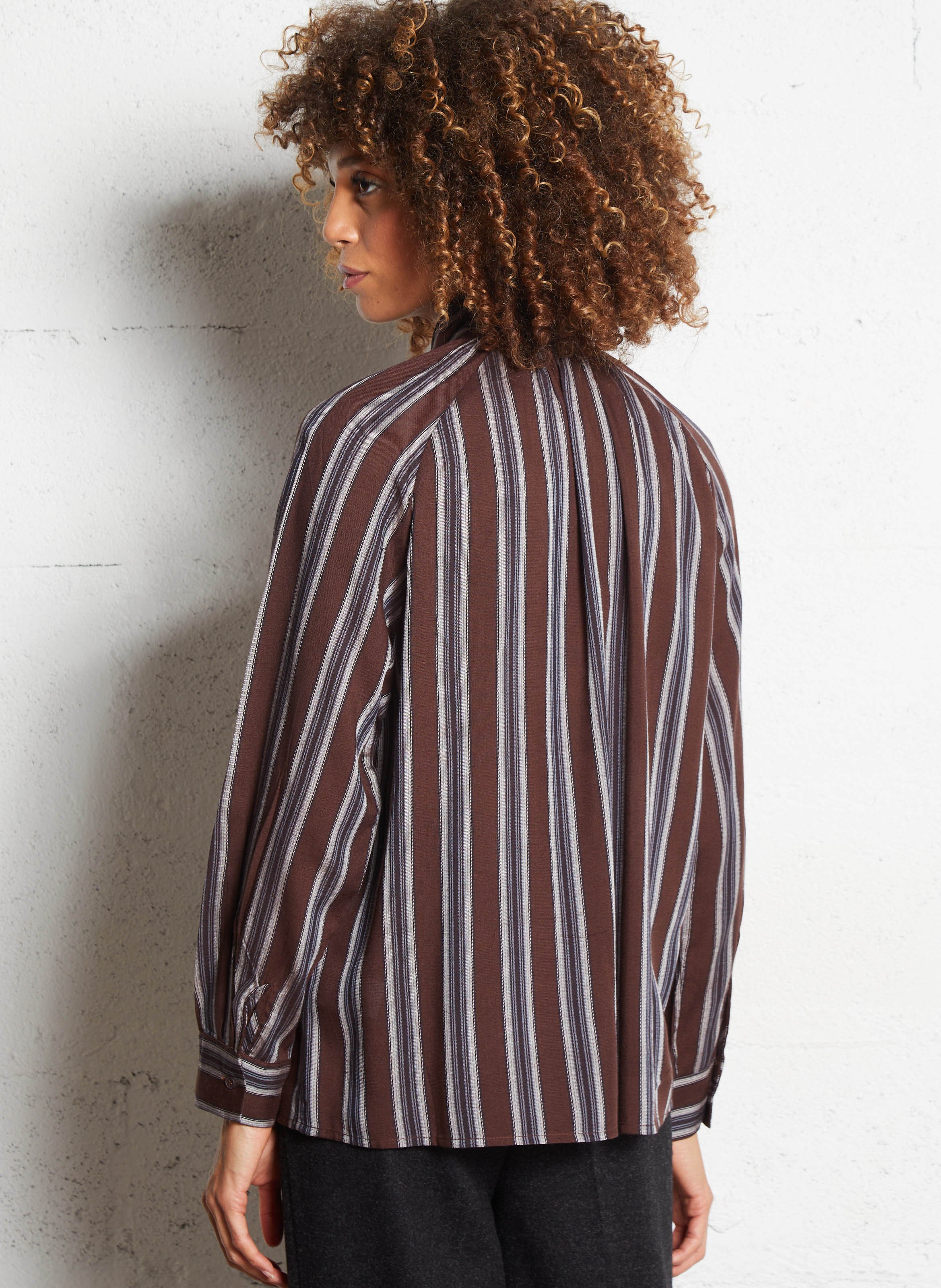 Loose-fitting striped lavallière collar shirt SEE U SOON Brown