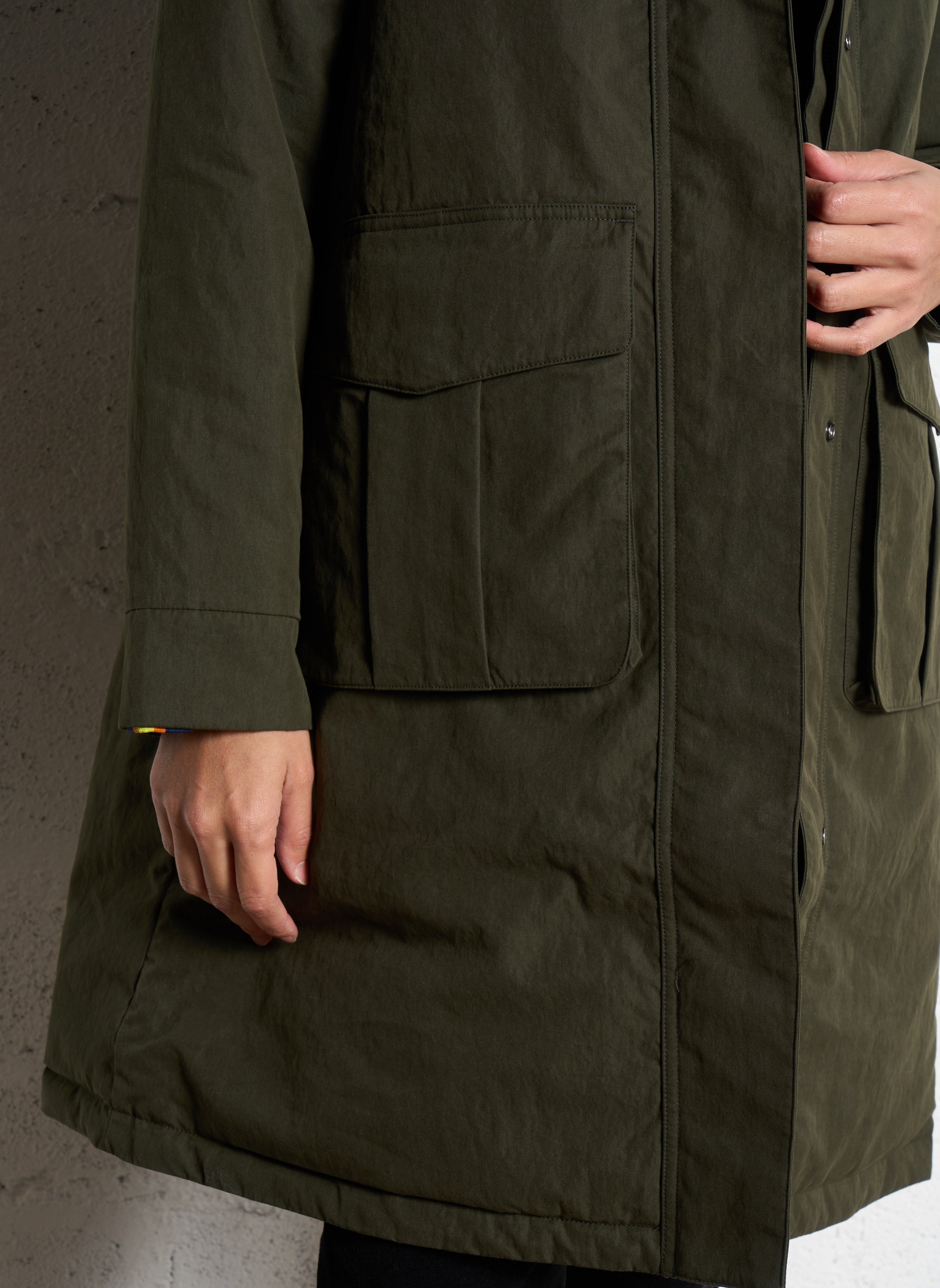 Mittellanger einfarbiger Parka mit Kapuze. K-WAY Grun