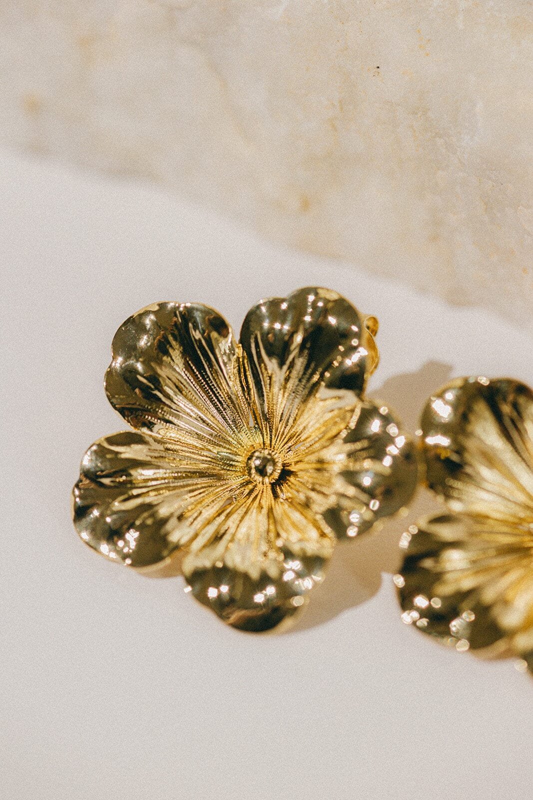 Maxi flower stud earrings in gold-plated brass. Golden