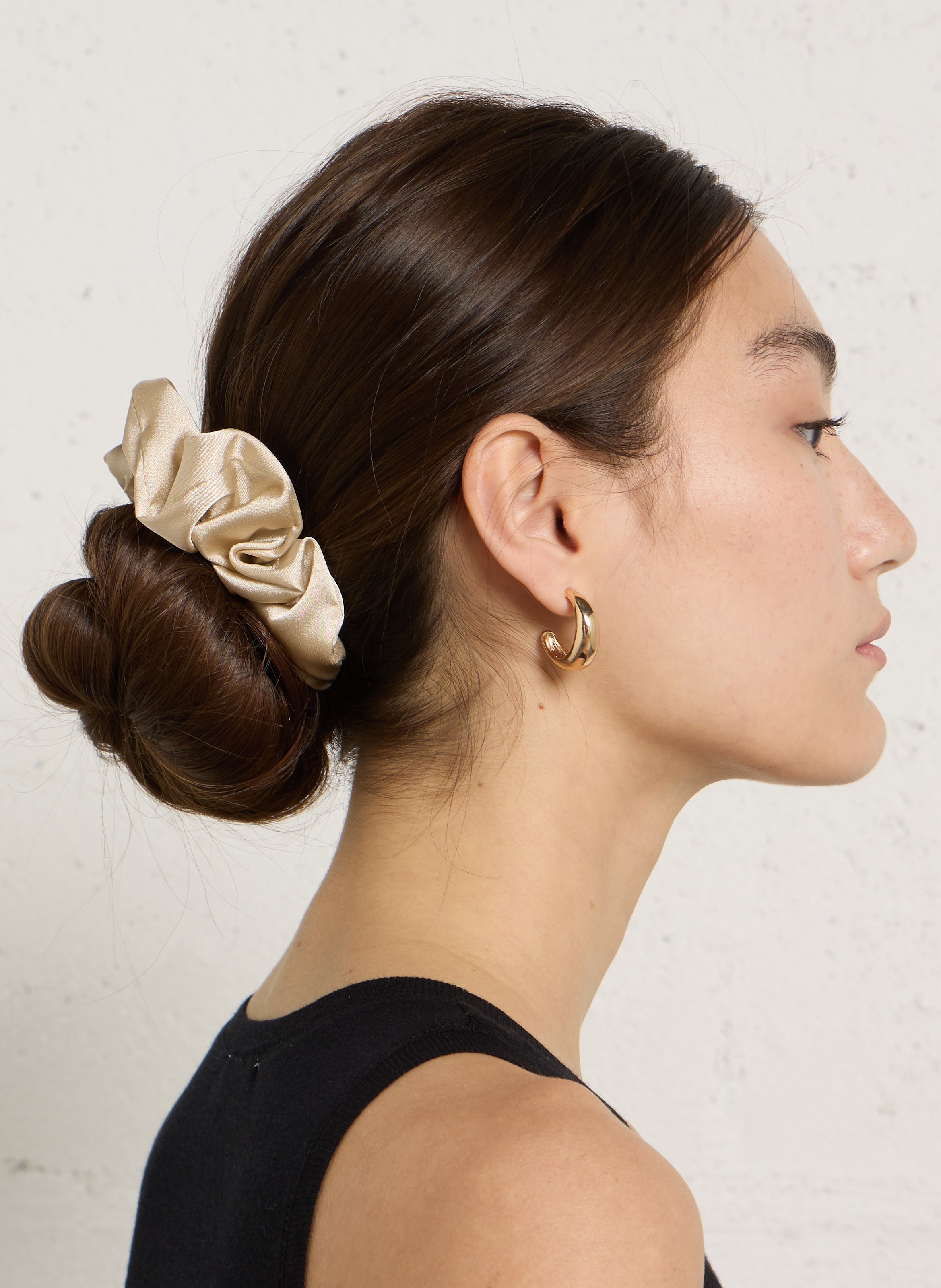 Haargummi aus einfarbigem Satin CHOU AU CARRE Beige