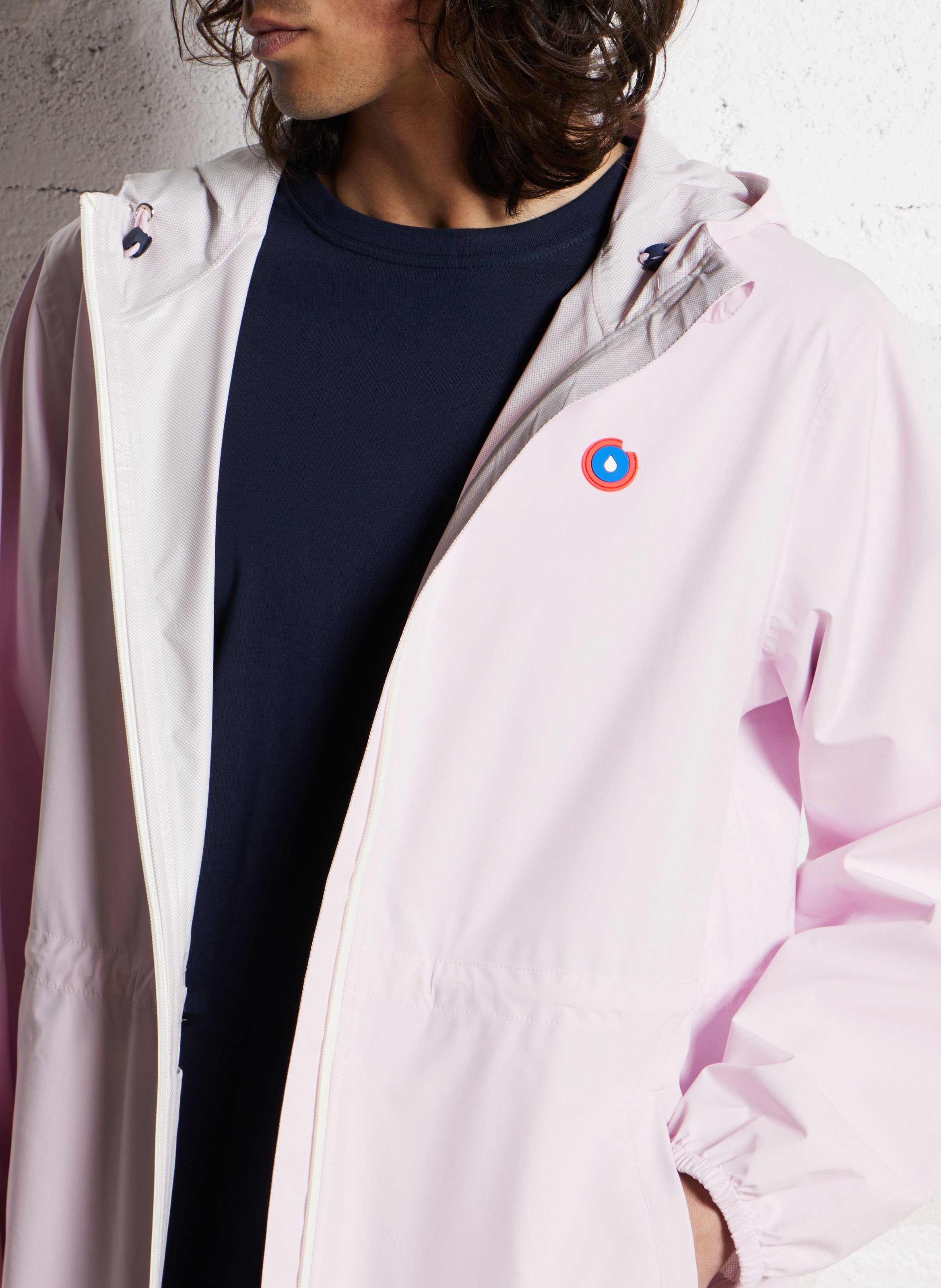 Lange regenjas met capuchon, om te vormen tot rugzakje Roze