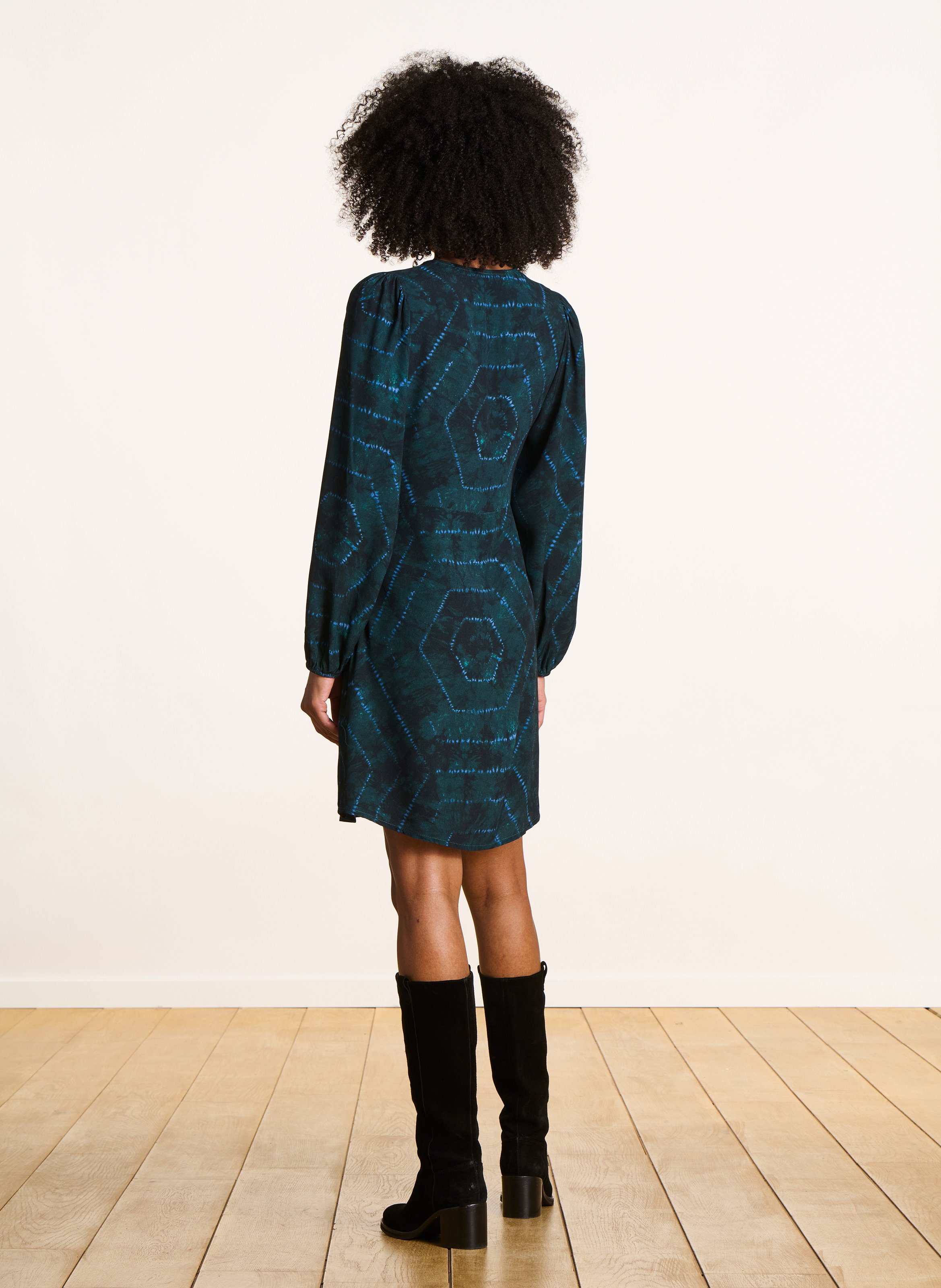 Korte jurk met V-hals en print LA FEE MARABOUTEE Blue