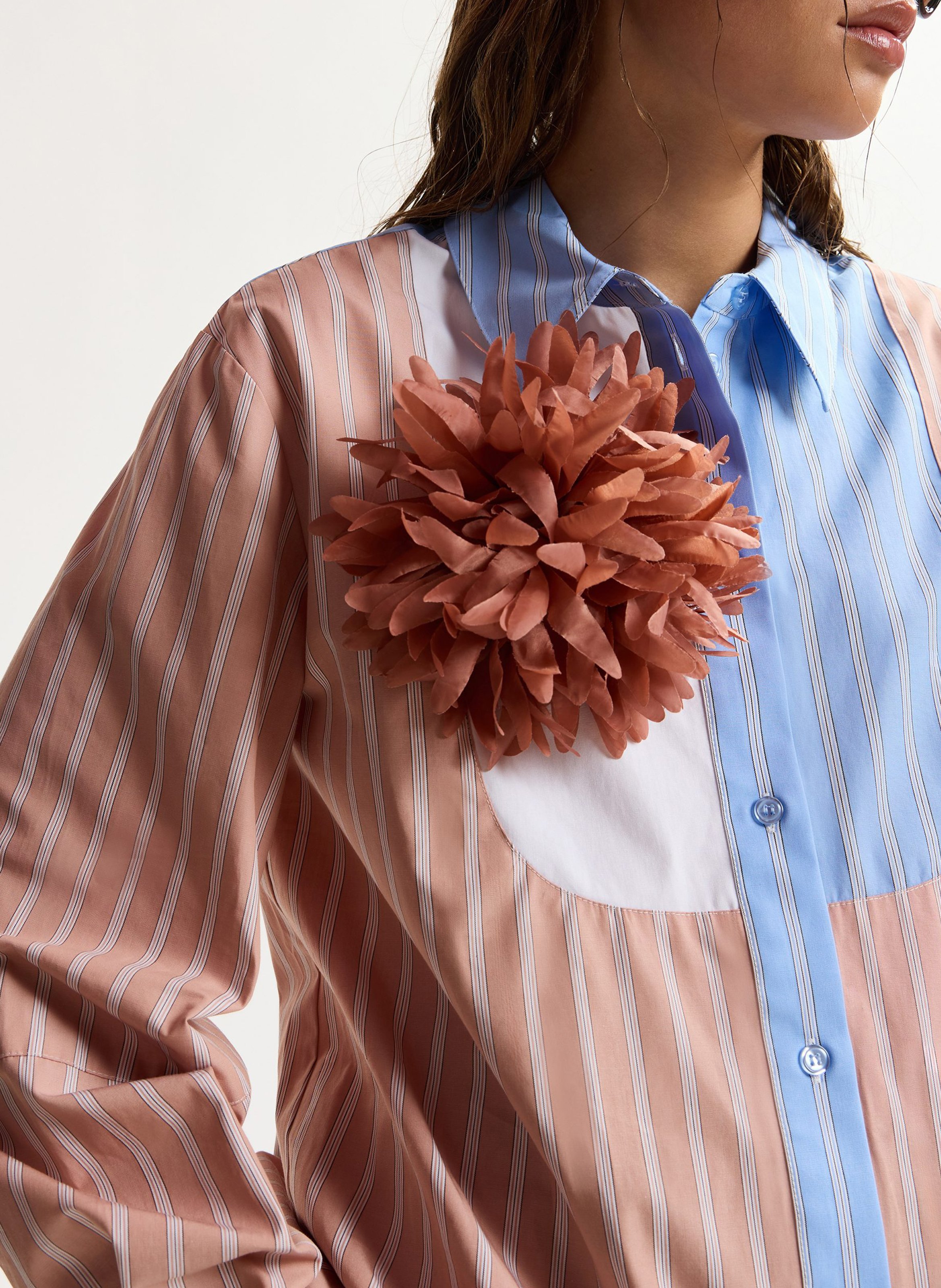 Flower brooch ESSENTIEL ANTWERP Brown