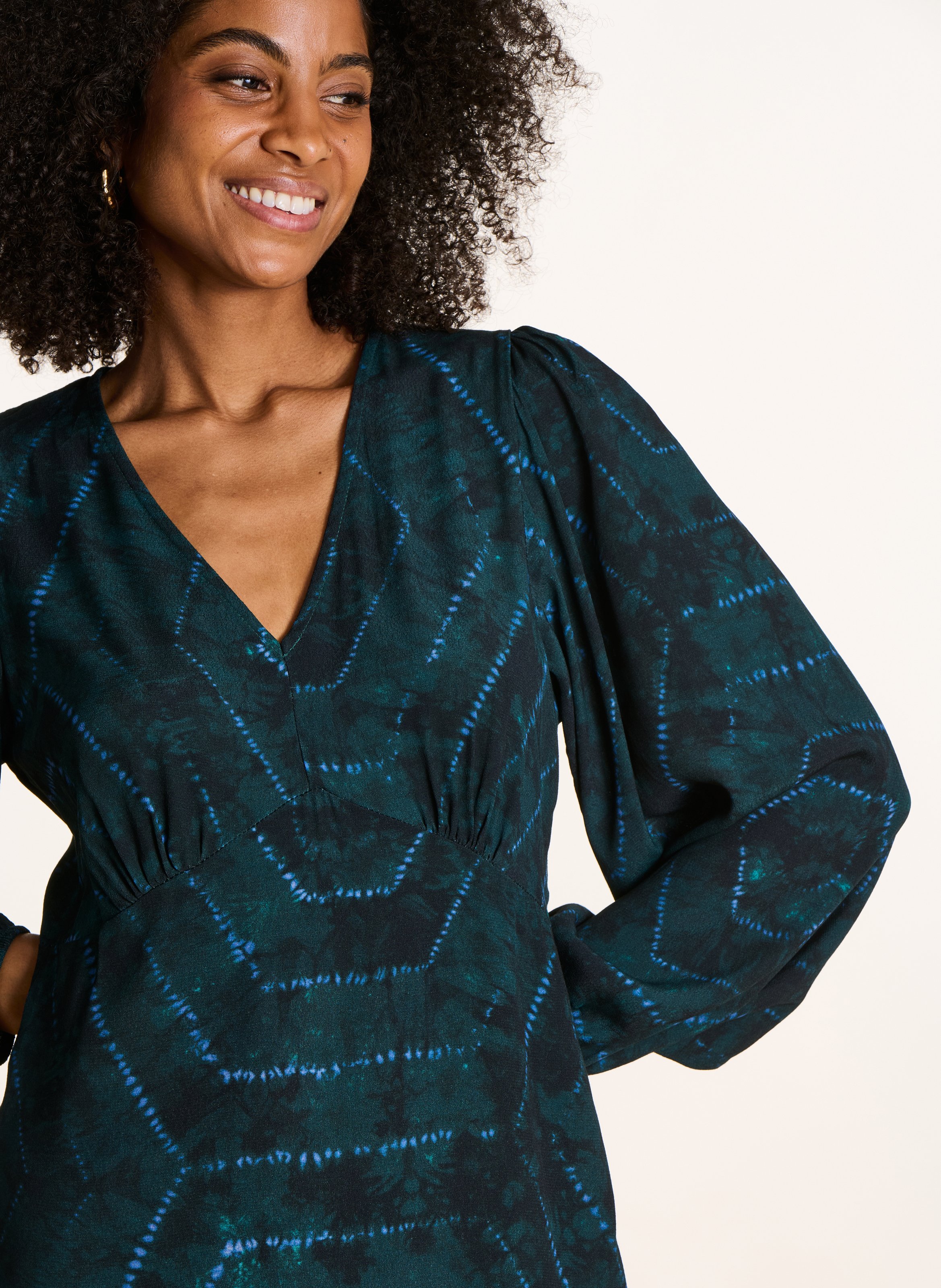 Korte jurk met V-hals en print LA FEE MARABOUTEE Blue