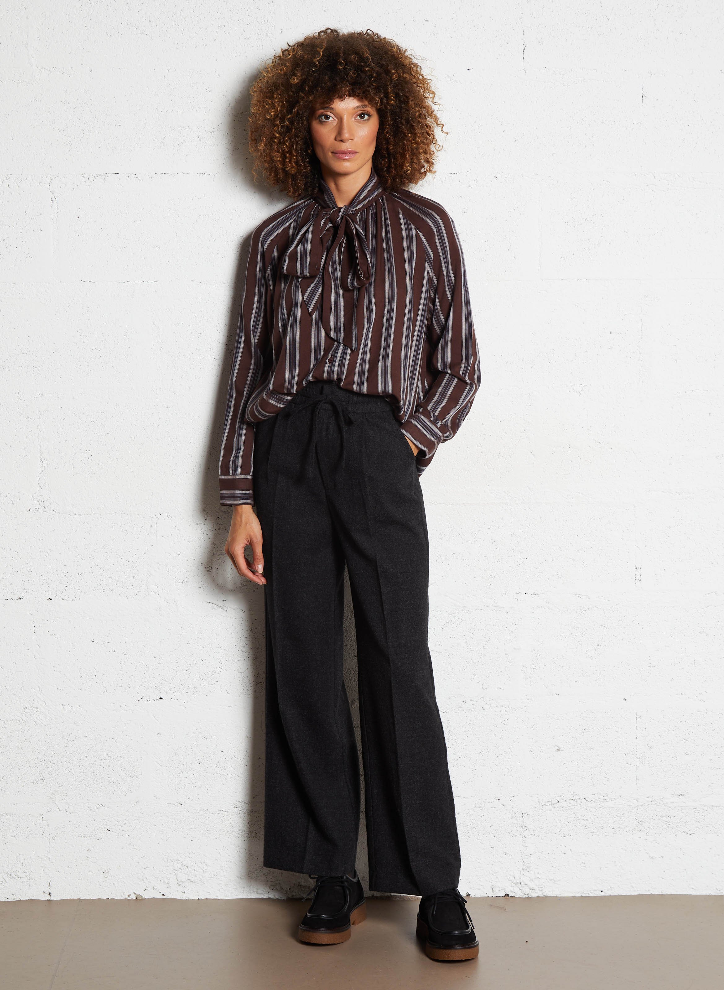 Loose-fitting striped lavallière collar shirt SEE U SOON Brown