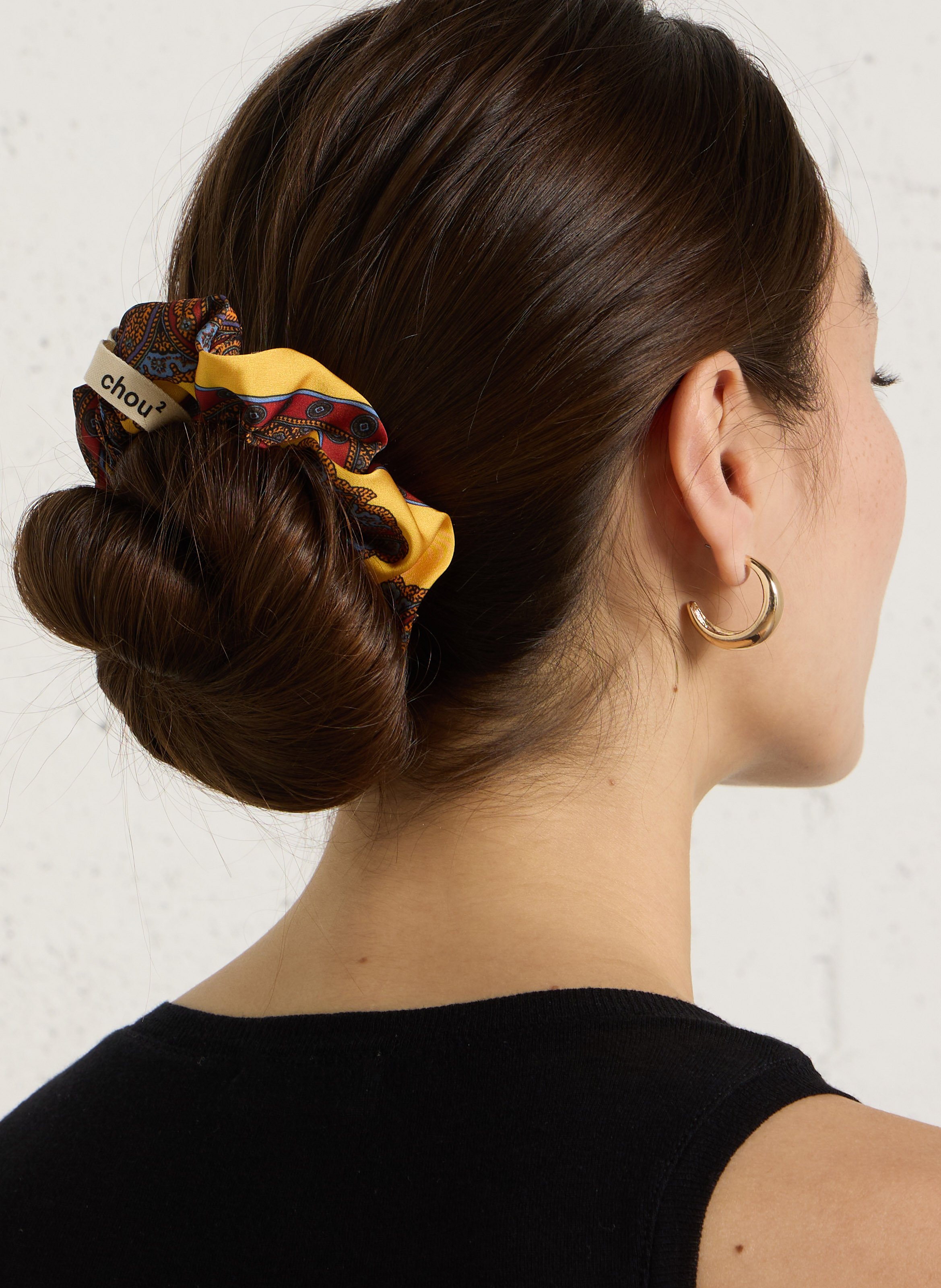 Haarband in satijn met Provençaals motief. CHOU AU CARRE Geel