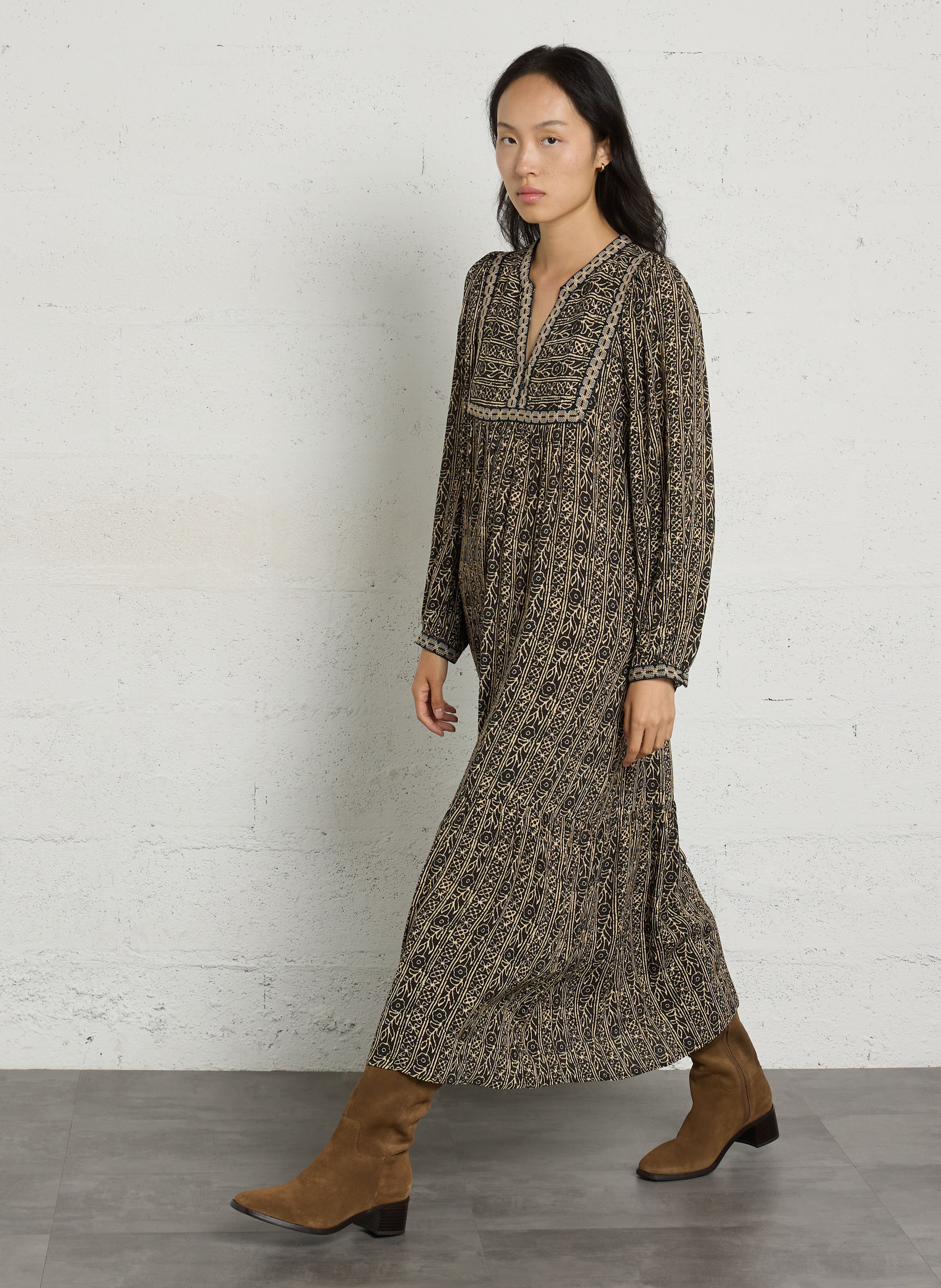 Langes Kleid mit Tunika-Kragen und Print THE KORNER Schwarz