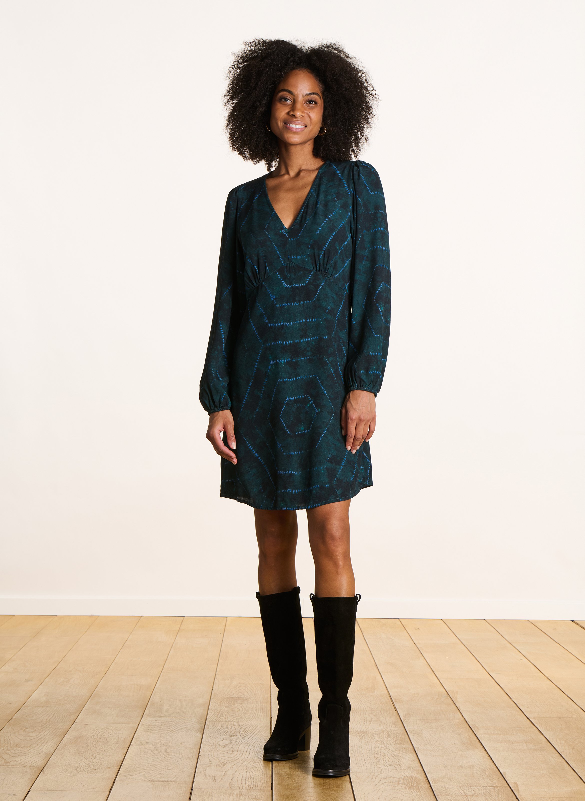 Korte jurk met V-hals en print LA FEE MARABOUTEE Blue