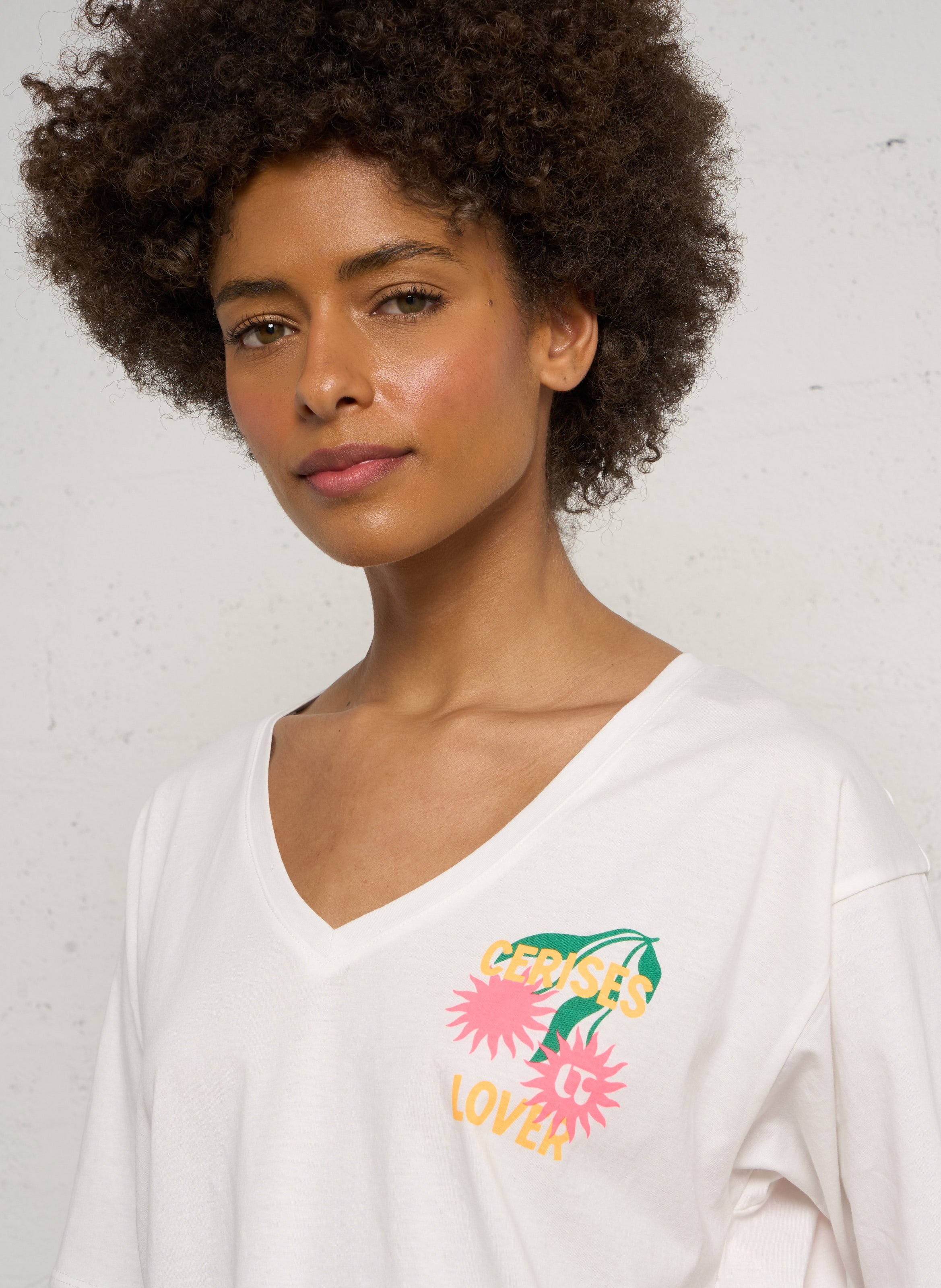 T-Shirt mit V-Ausschnitt aus bedruckter Baumwolle LE TEMPS DES CERISES Grau