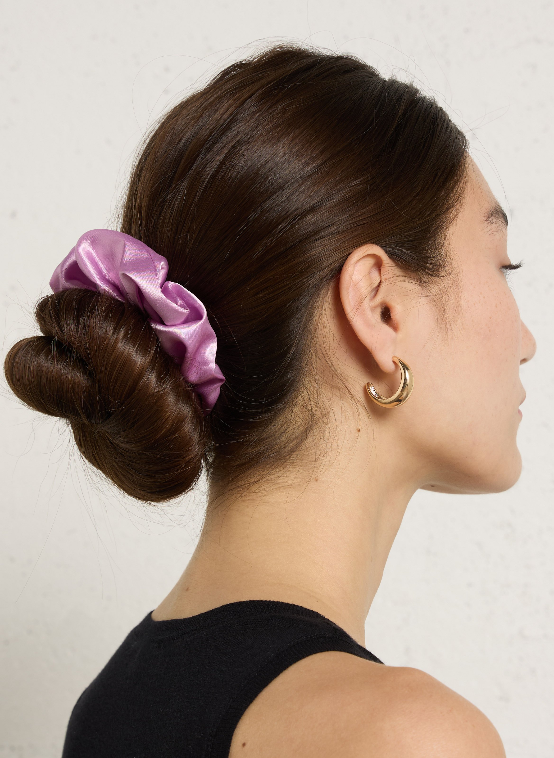 Haargummi aus einfarbigem Satin CHOU AU CARRE Rosa