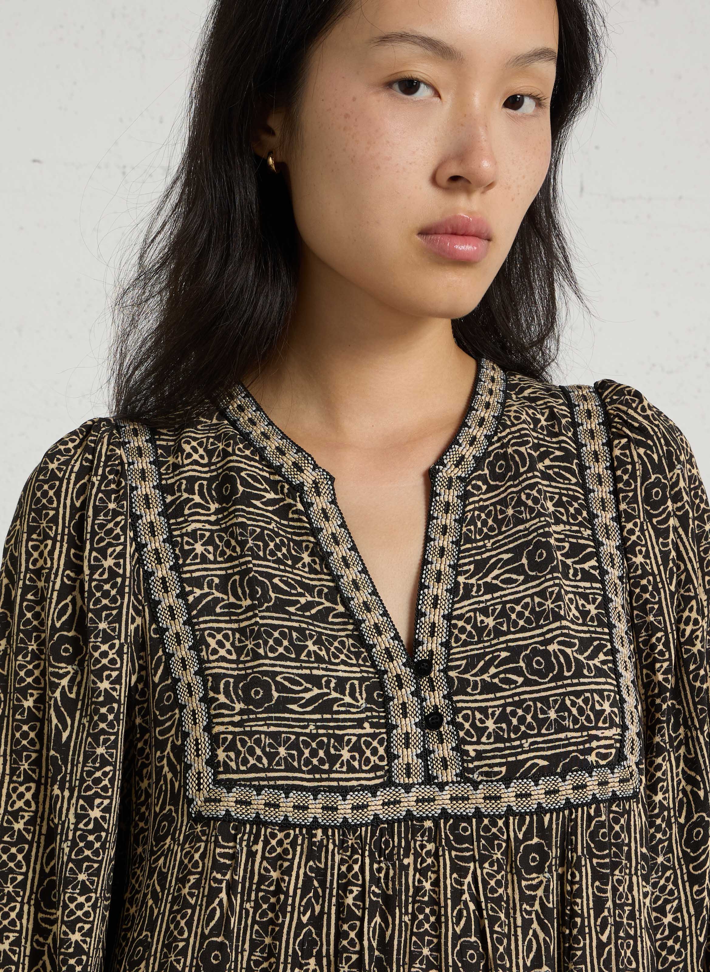 Langes Kleid mit Tunika-Kragen und Print THE KORNER Schwarz