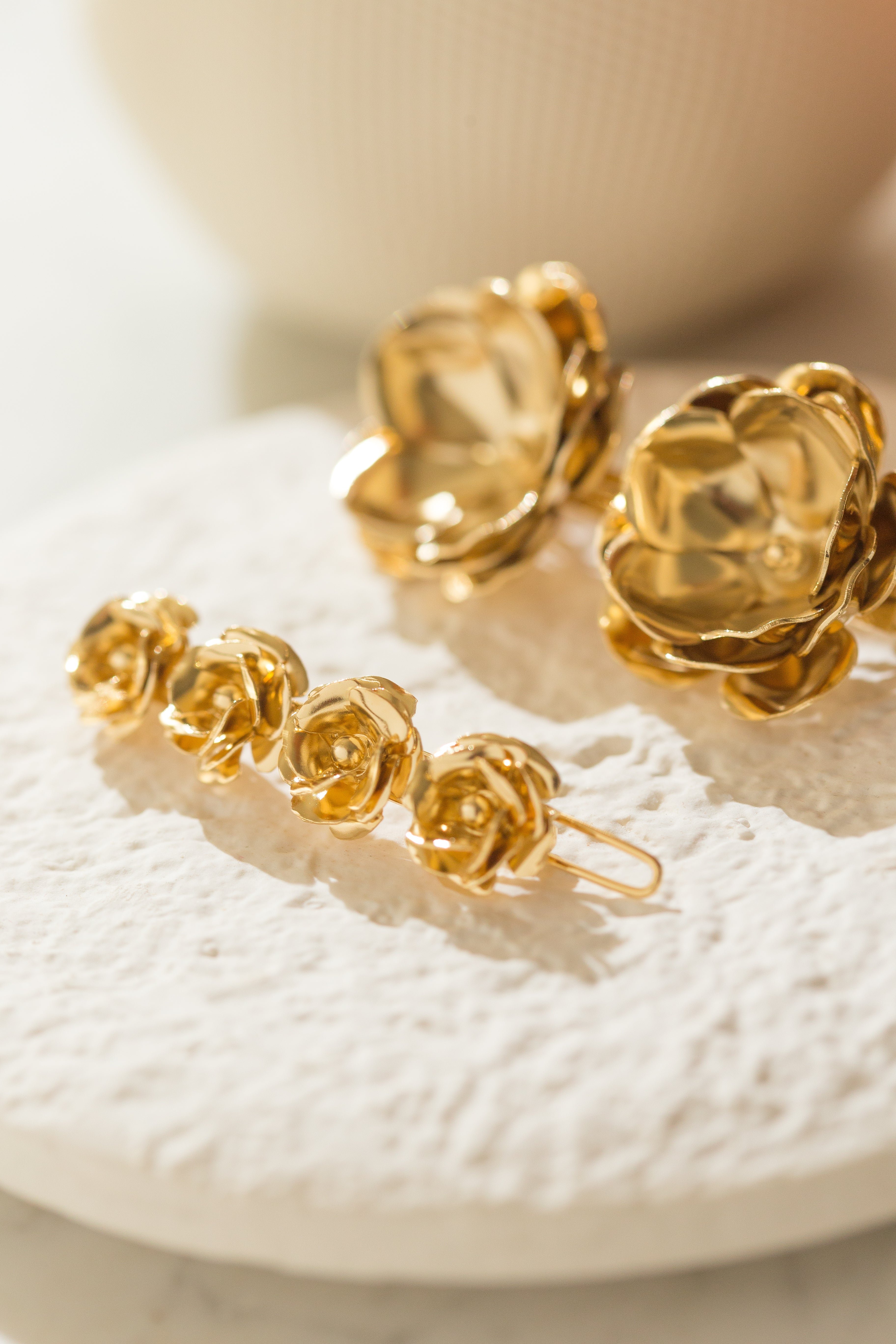 Mini gold flower hair clip in gold-plated brass Golden