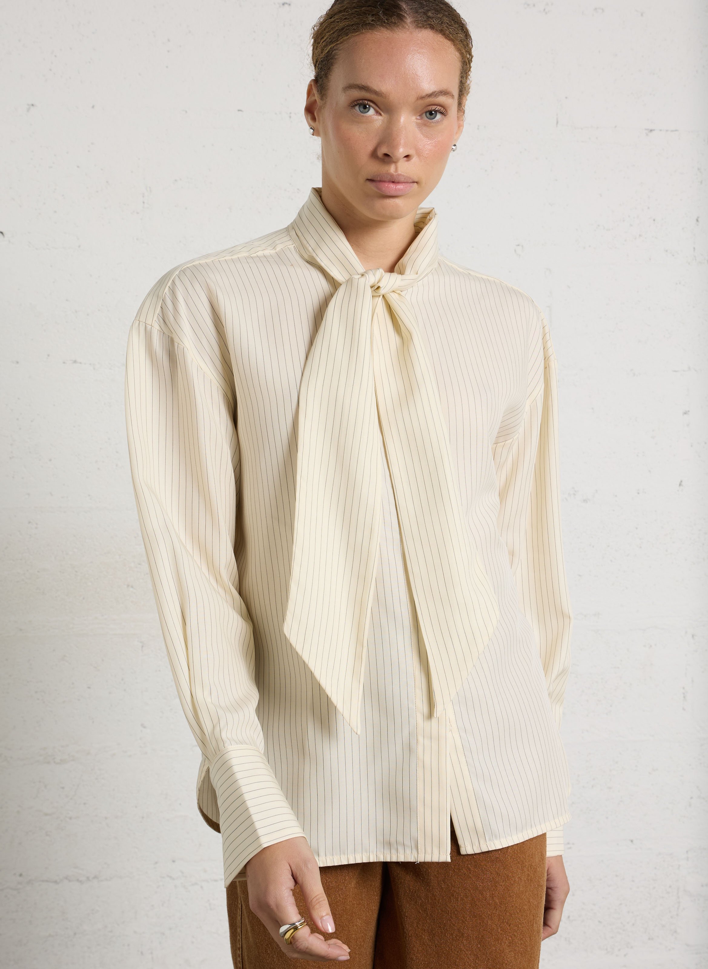 Oversize Hemd mit Lavallière-Kragen und Streifen THE NEW SOCIETY Beige