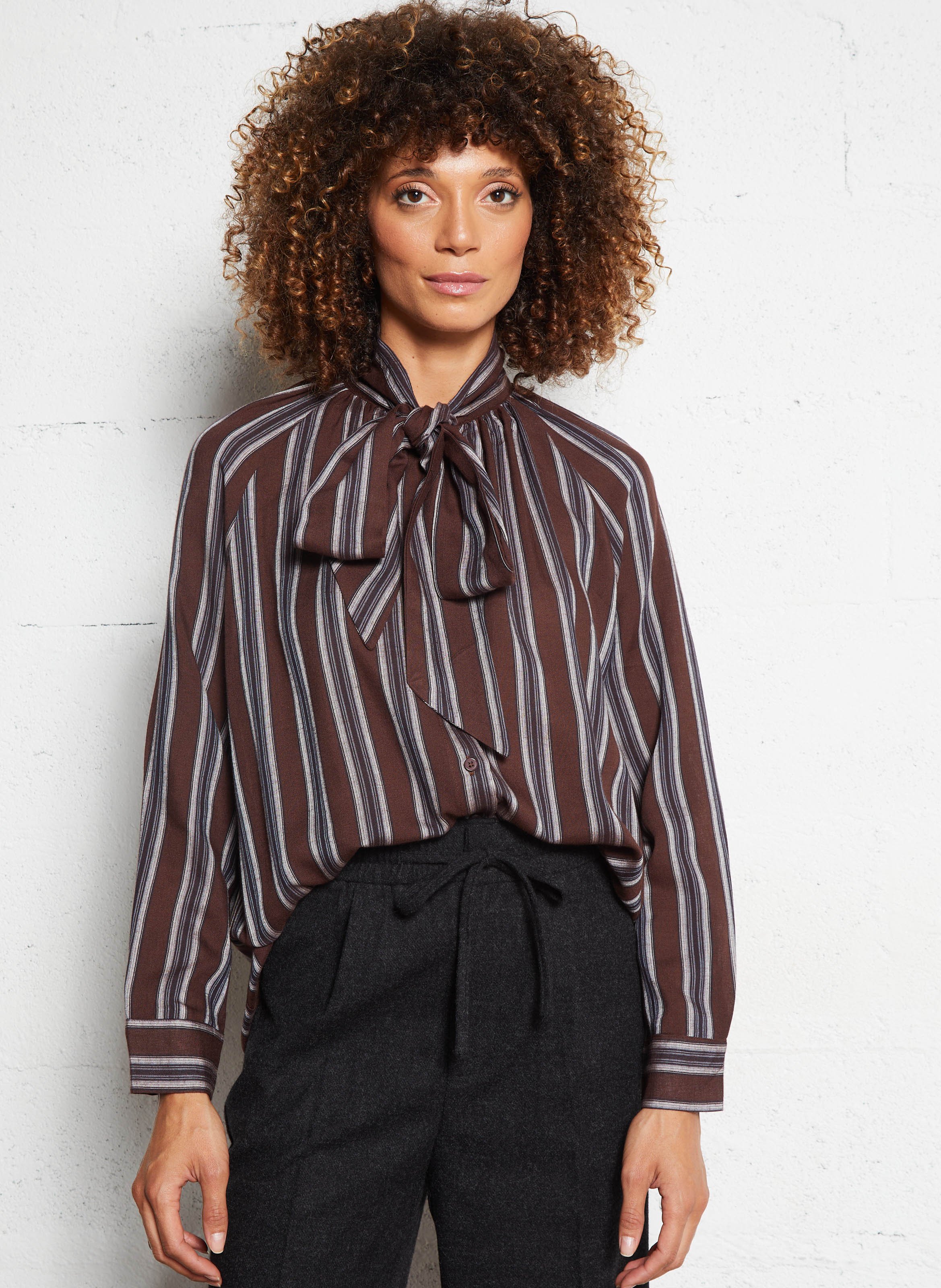 Loose-fitting striped lavallière collar shirt SEE U SOON Brown