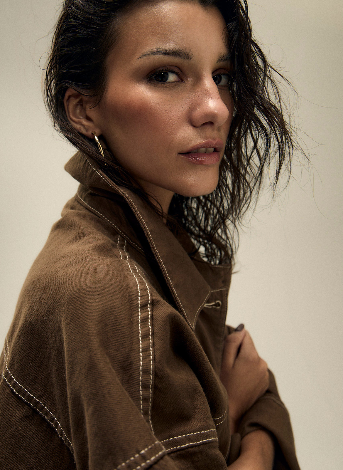 Katoenen spijkerjasje met klassieke kraag NITAH Bruin