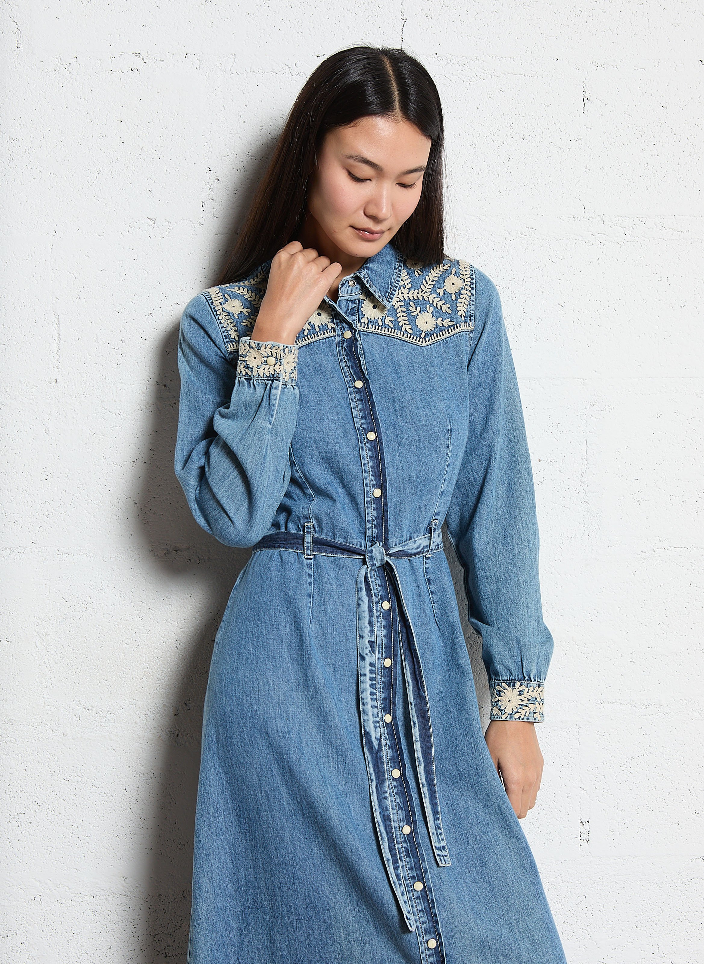 Langes Jeanskleid mit besticktem Gürtel MAISON HOTEL Blau