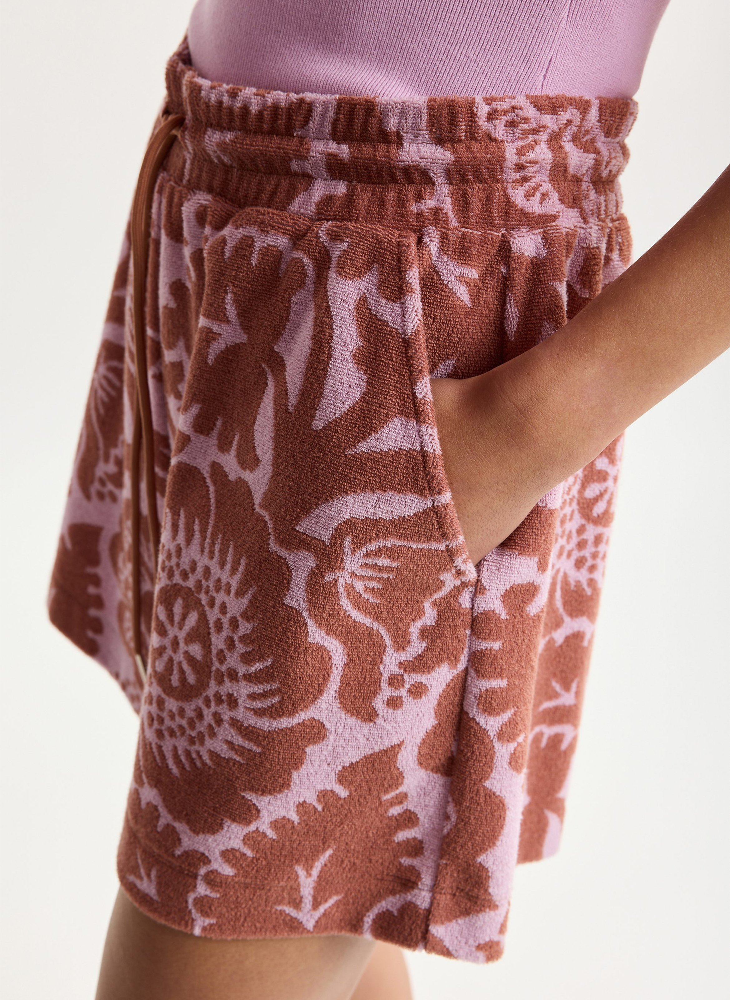 Kurze High-Waist-Hose aus geblümtem Jacquard. ESSENTIEL ANTWERP Braun